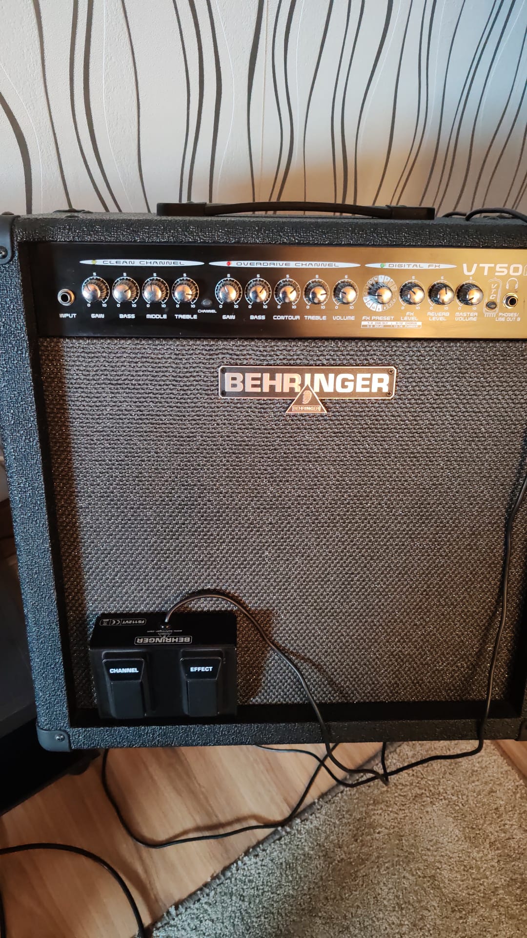 Vds ampli Behringer virtube VT 50 FX ‘ neuf  jamais servi avec footswitch 