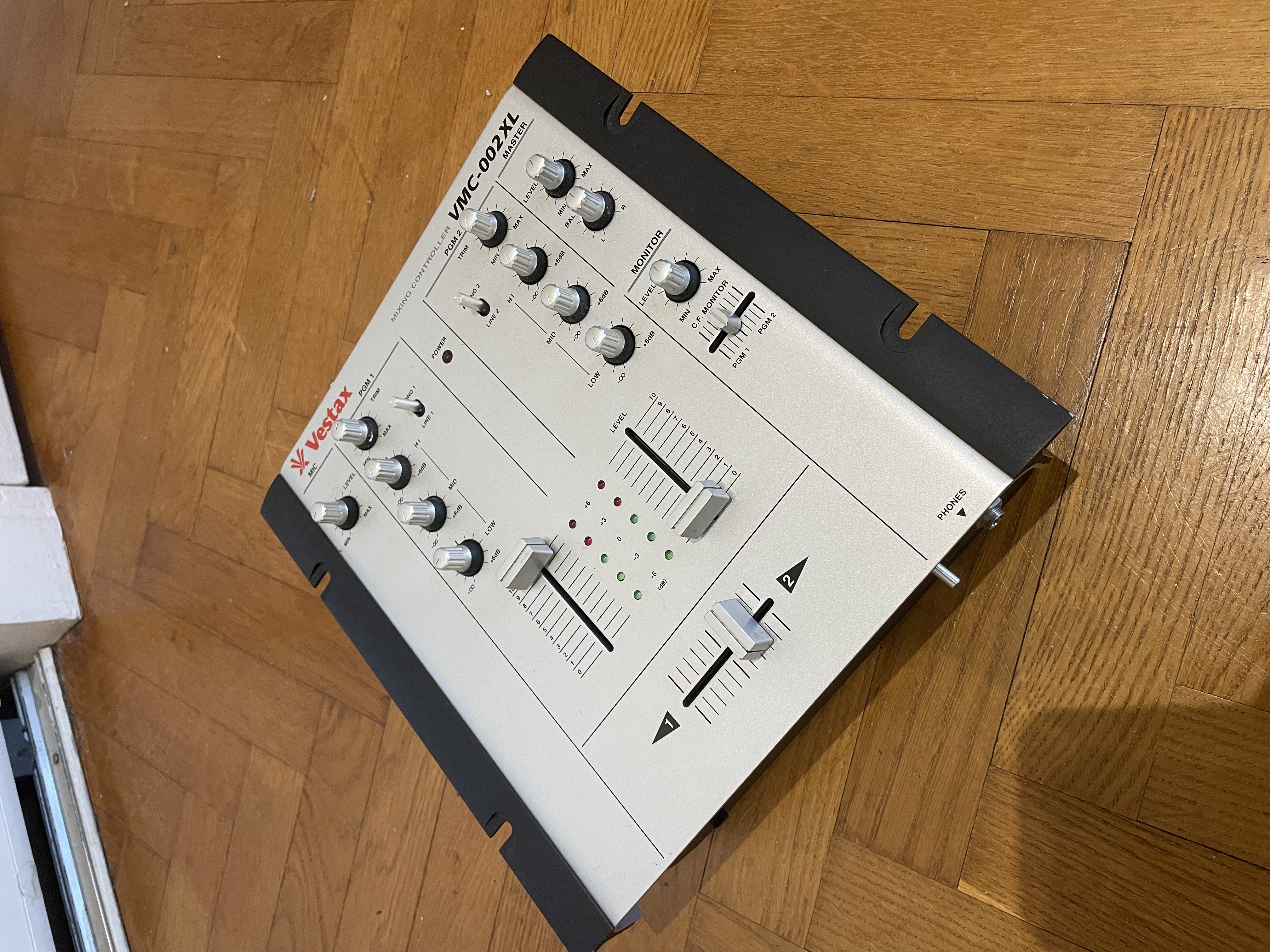 Annonces similaires Mixette DJ Vestax VMC-002XL