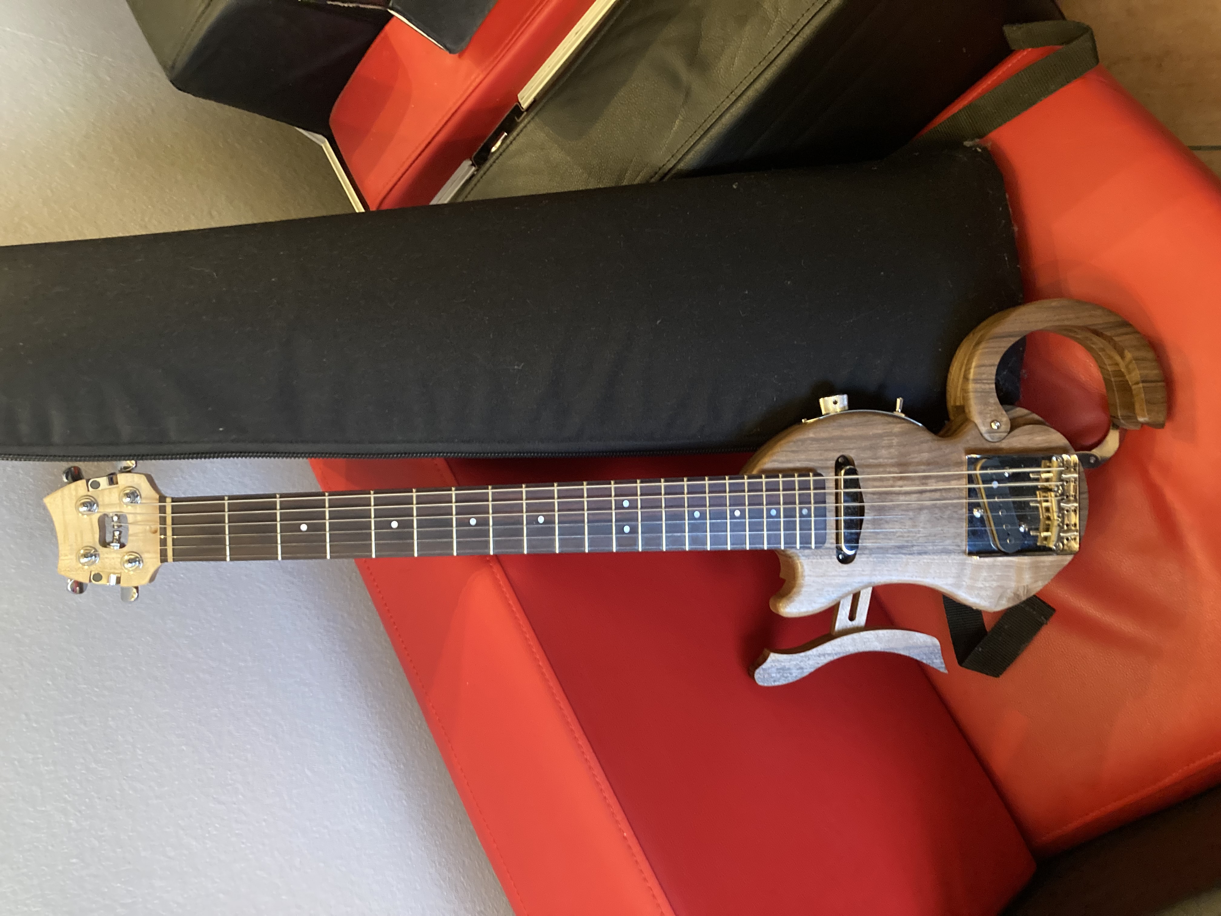 Vends guitare luthier Sebastien Gavet tour bus caster GAUCHER avec options