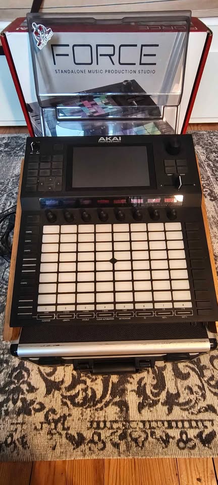 Akai Force complet + SSD 1to + stand bois + decksaver + flight case + alim neuve supplémentaire