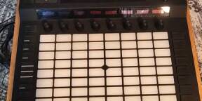 Akai Force complet + SSD 1to + stand bois + decksaver + flight case + alim neuve supplémentaire