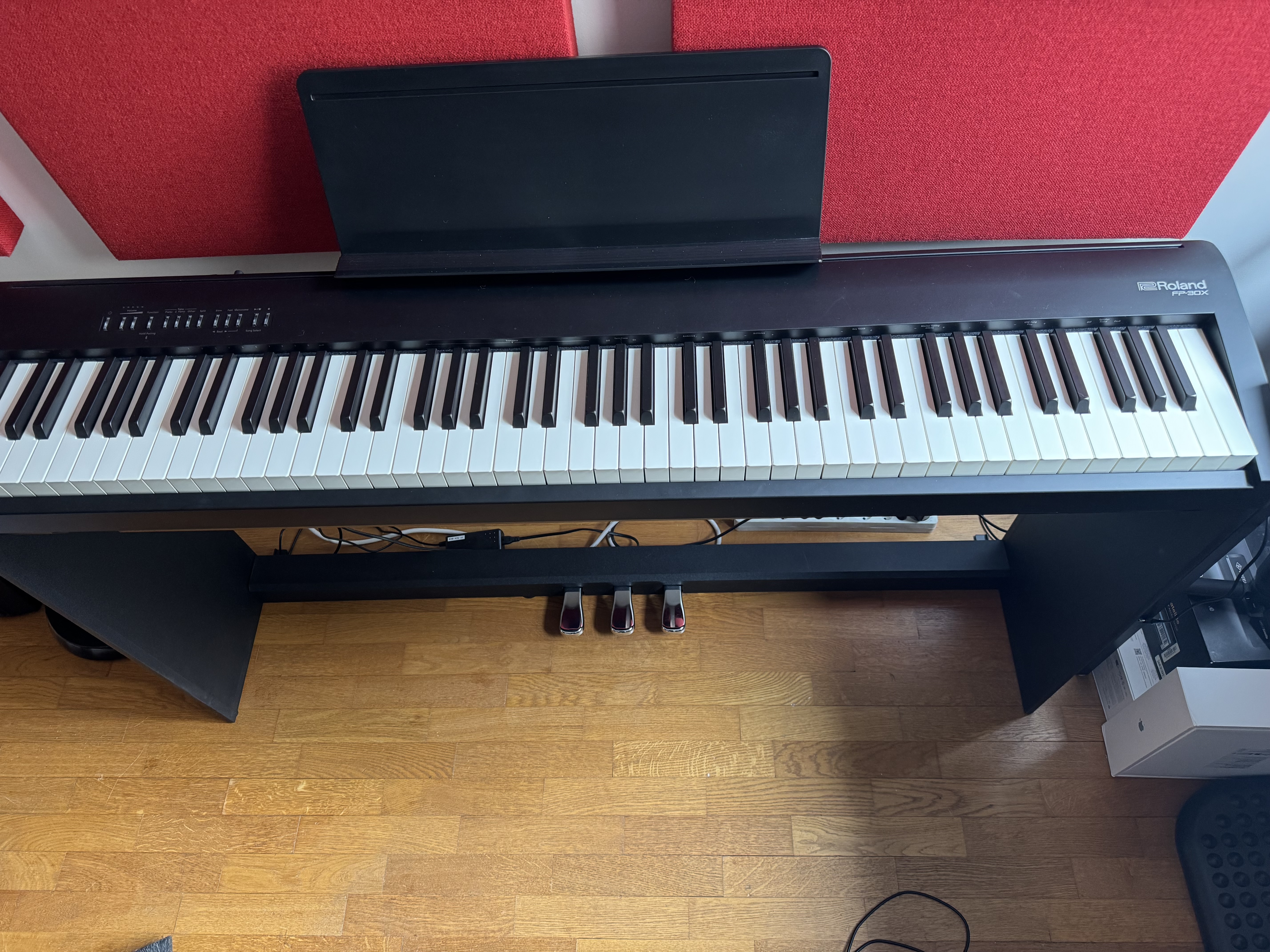 Roland FP-30X + Meuble + Triple pédalier – Quasi neuf