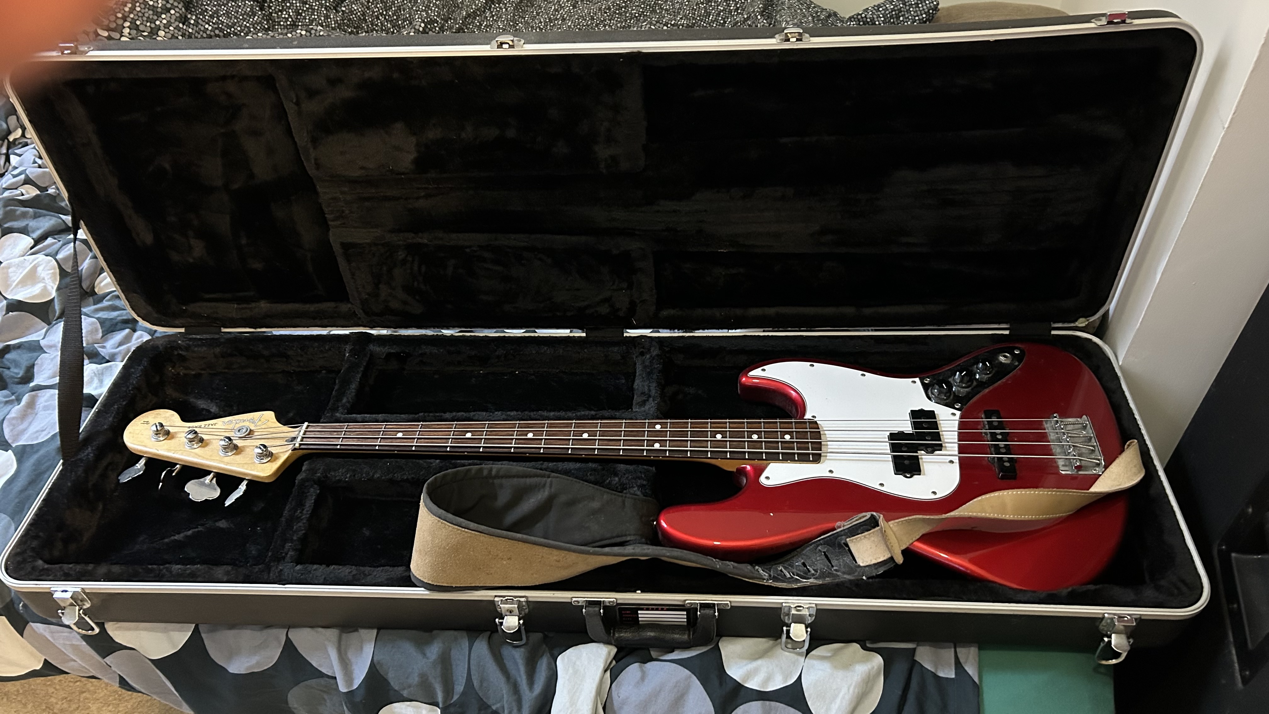 05 - Fender Jazzbass - Fly case ouvert avec bass