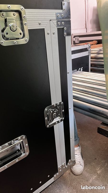 Scène 24m2 noir H60cm avec jupe de scène