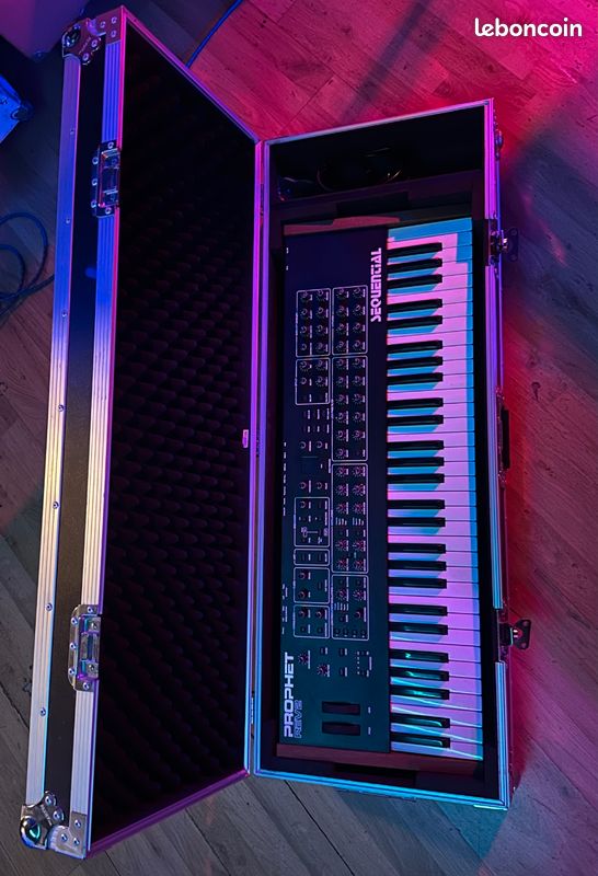 Sequential PROPHET REV-2 8 VOIX + Flight Case 