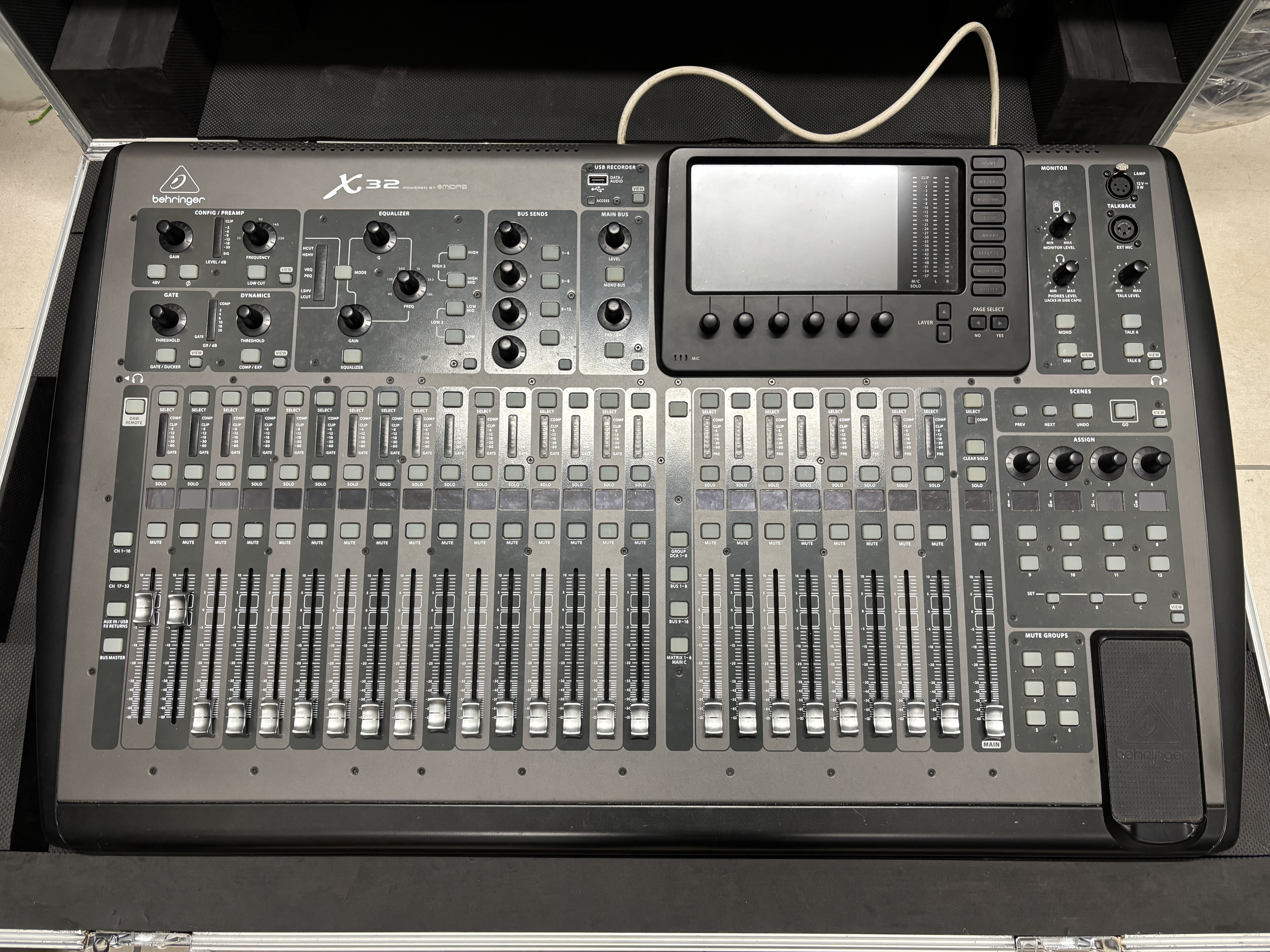 Vends console X32 avec fly et carte enregistrement multipistes 