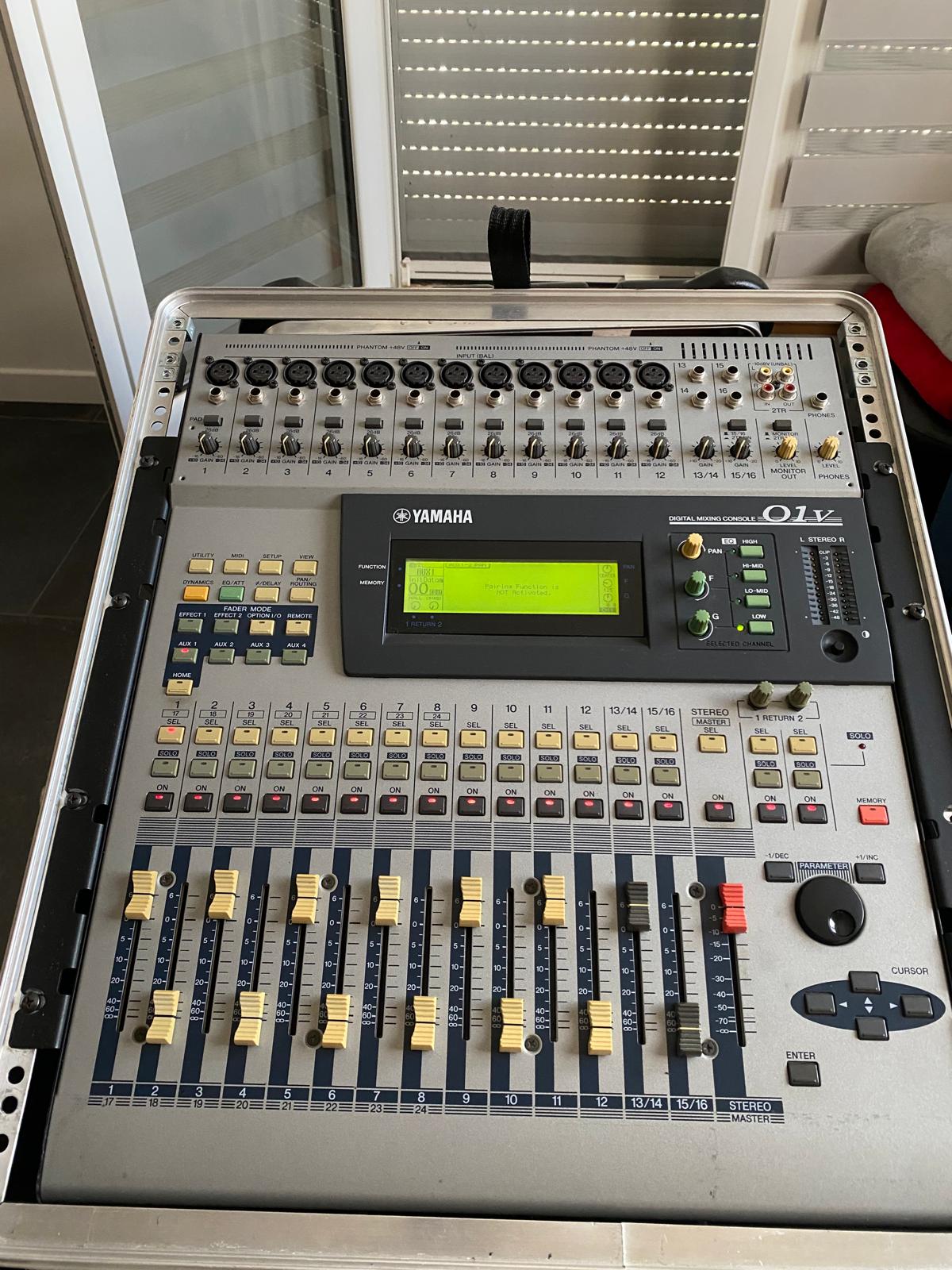 Table de mixage Yamaha 01v