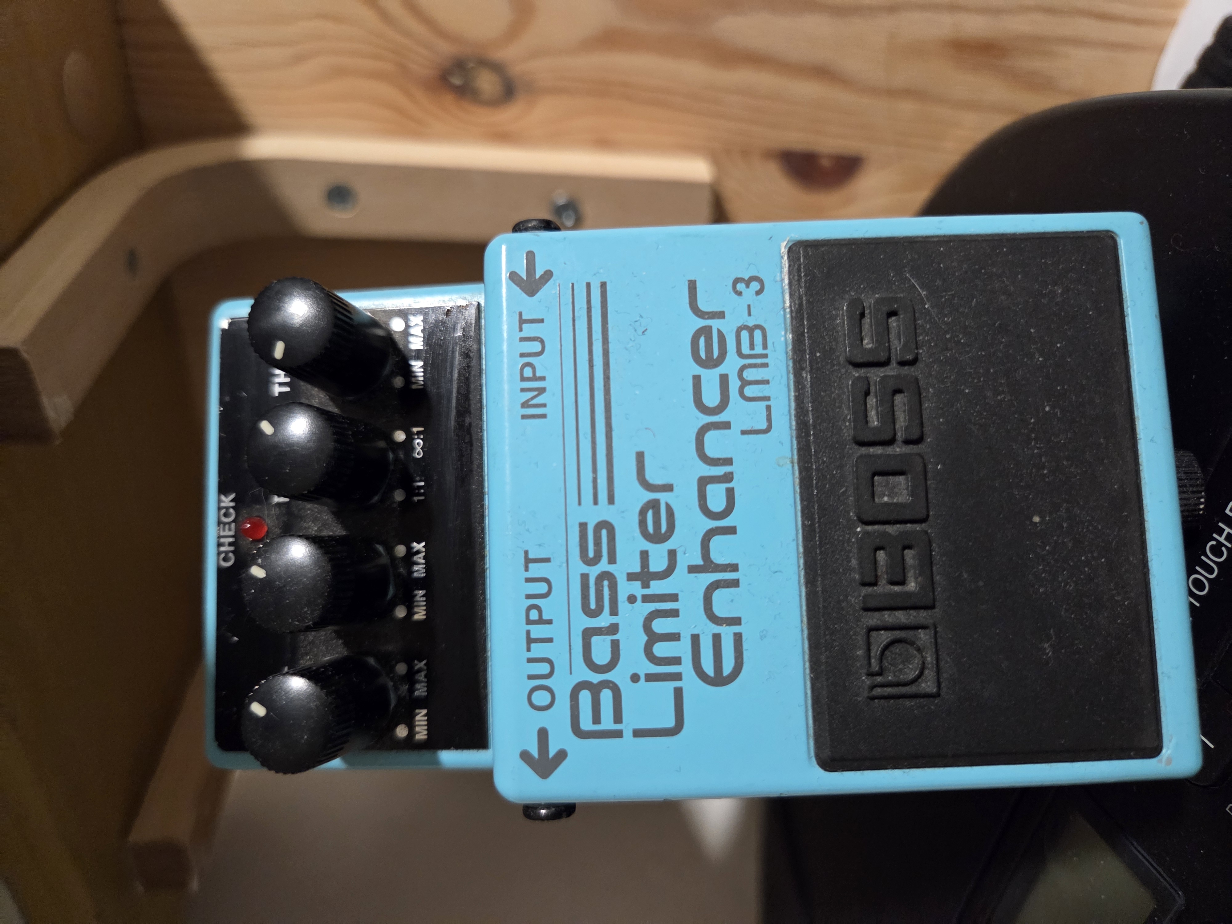 vends boss lmb3 pedale de compression pour basse