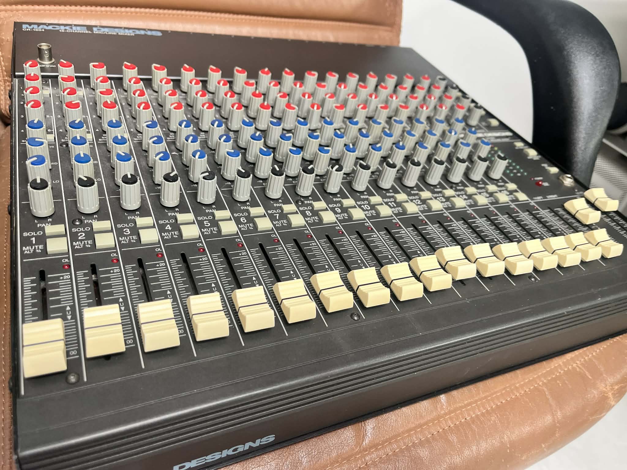 vends Mackie 1604 Version US