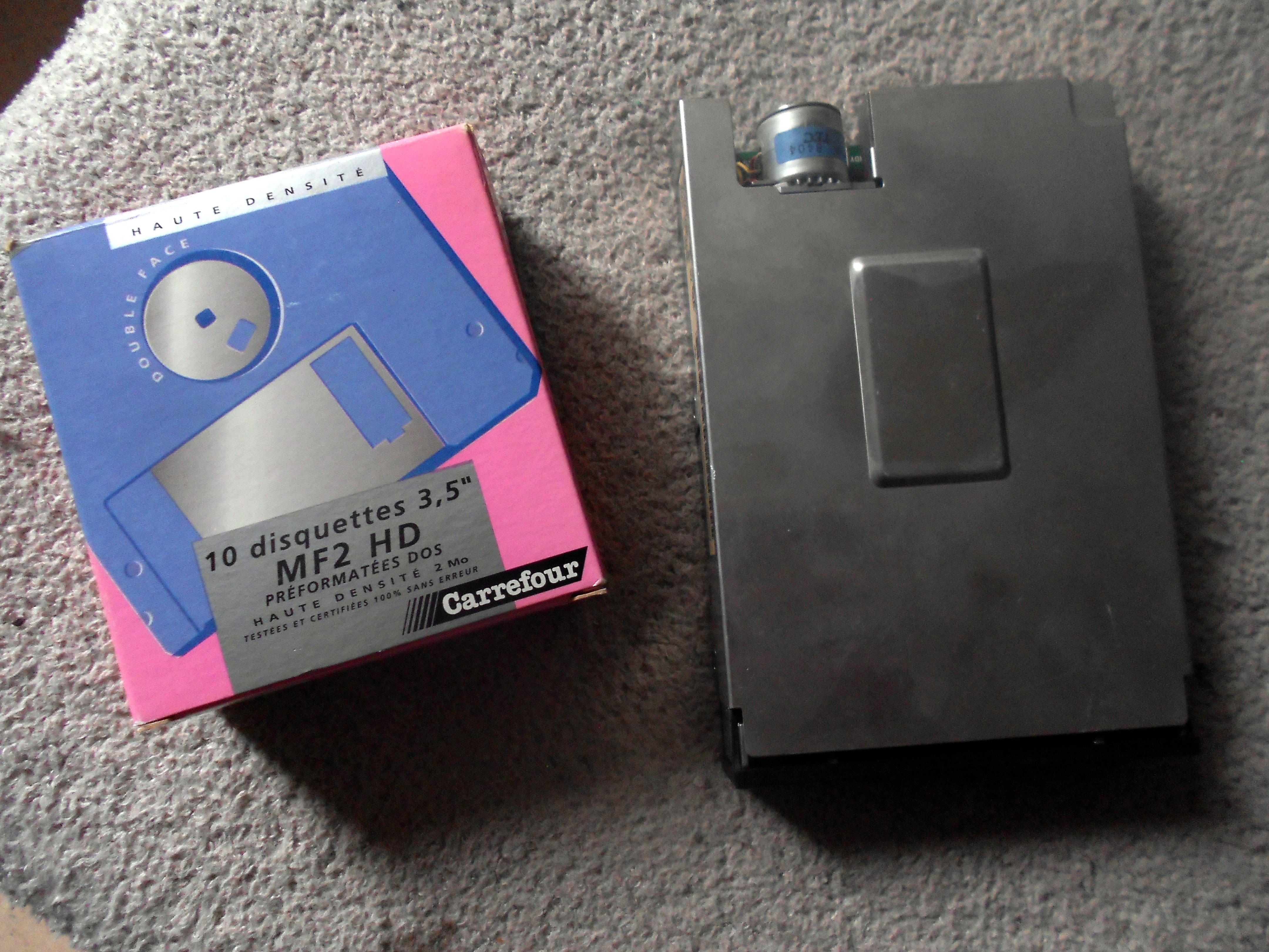 Vends lecteur de disquettes origine + disquettes vierges