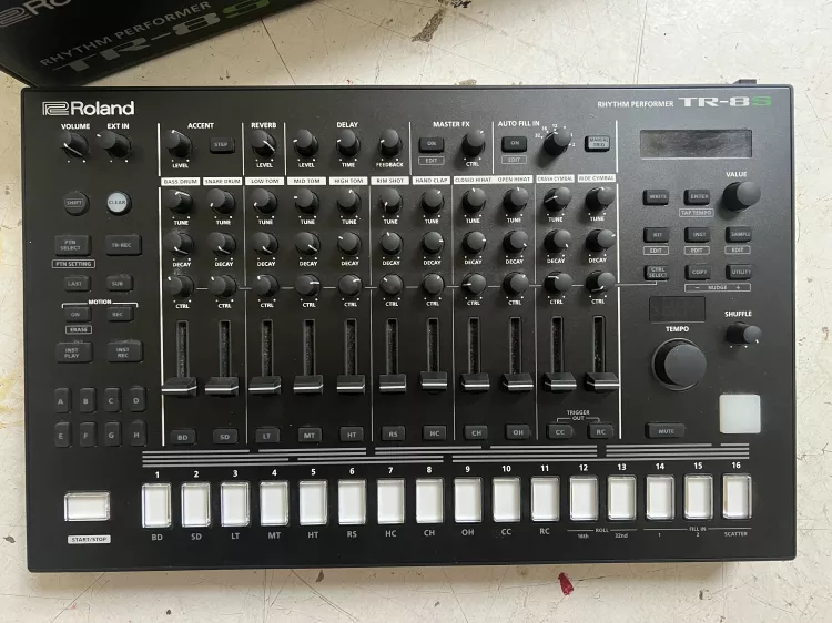 Vends Roland TR-8S 