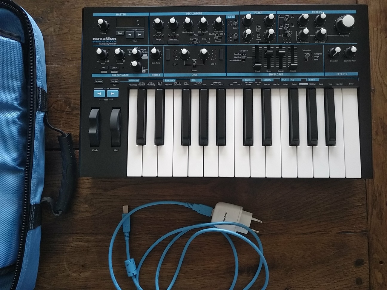 SYNTHETISEUR ANALOGIQUE BASS STATION II + housse dédiée