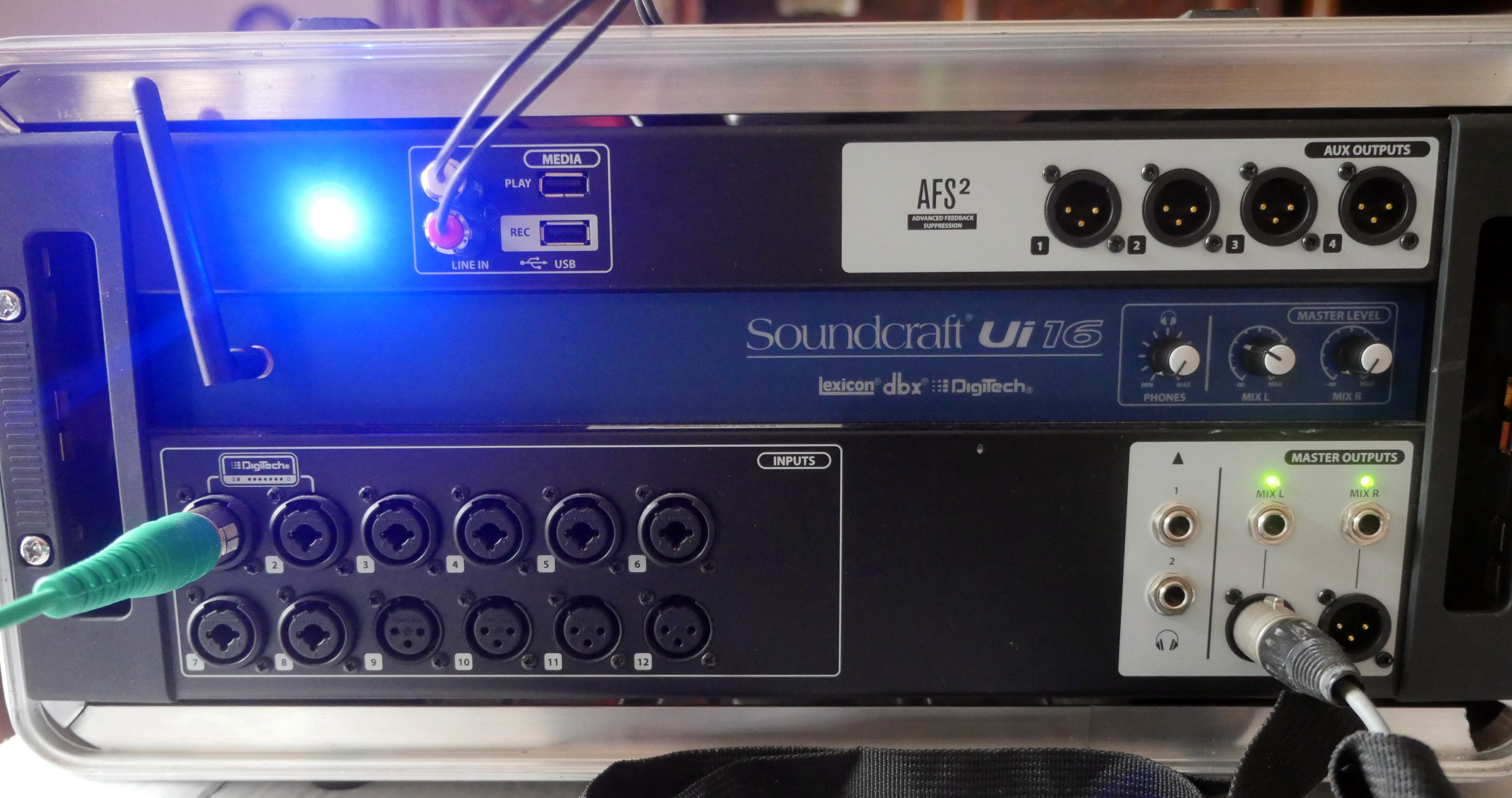 Vds une table de mixage SOUNDCRAFT Ui 16 en flight-case 