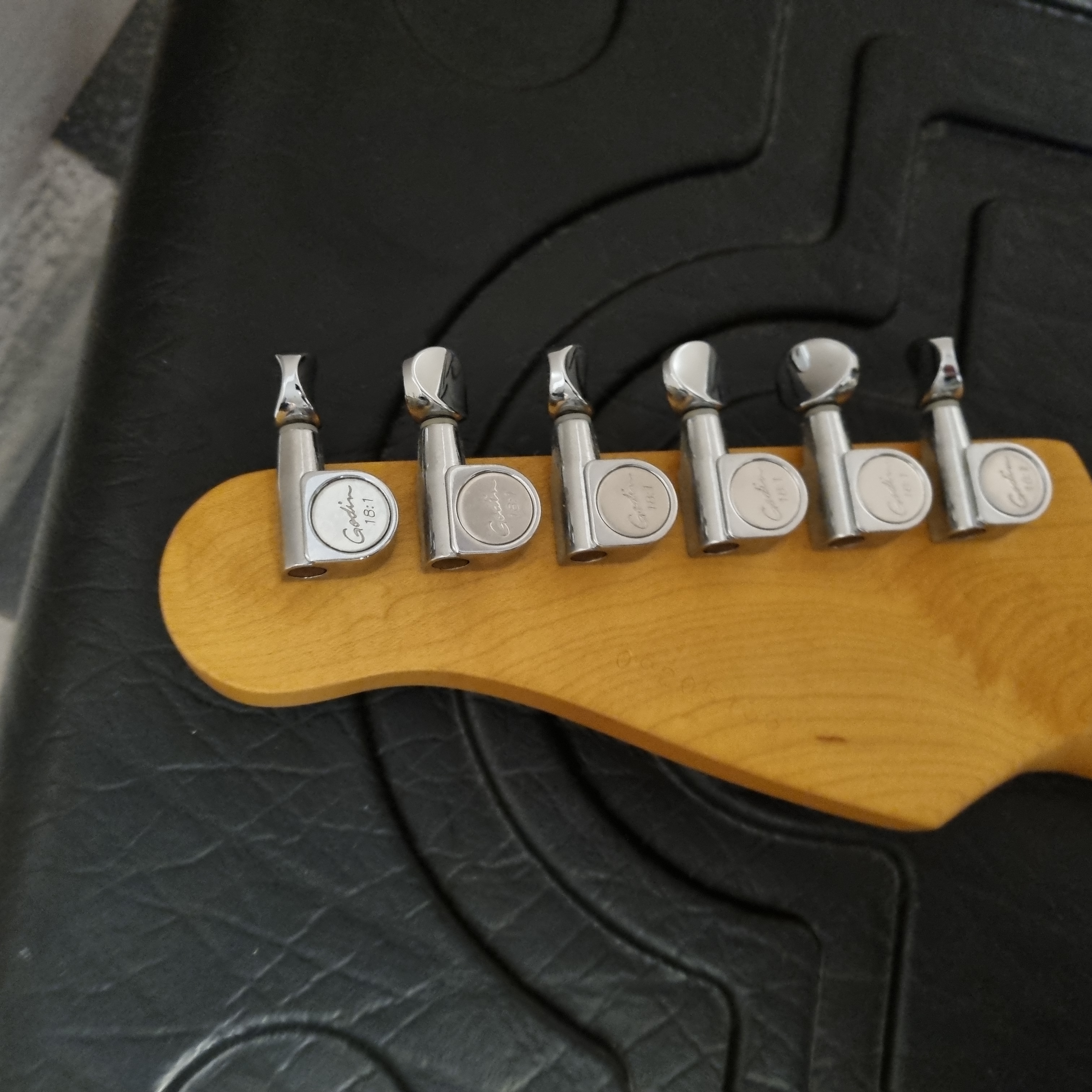 Godin Progression (2526)