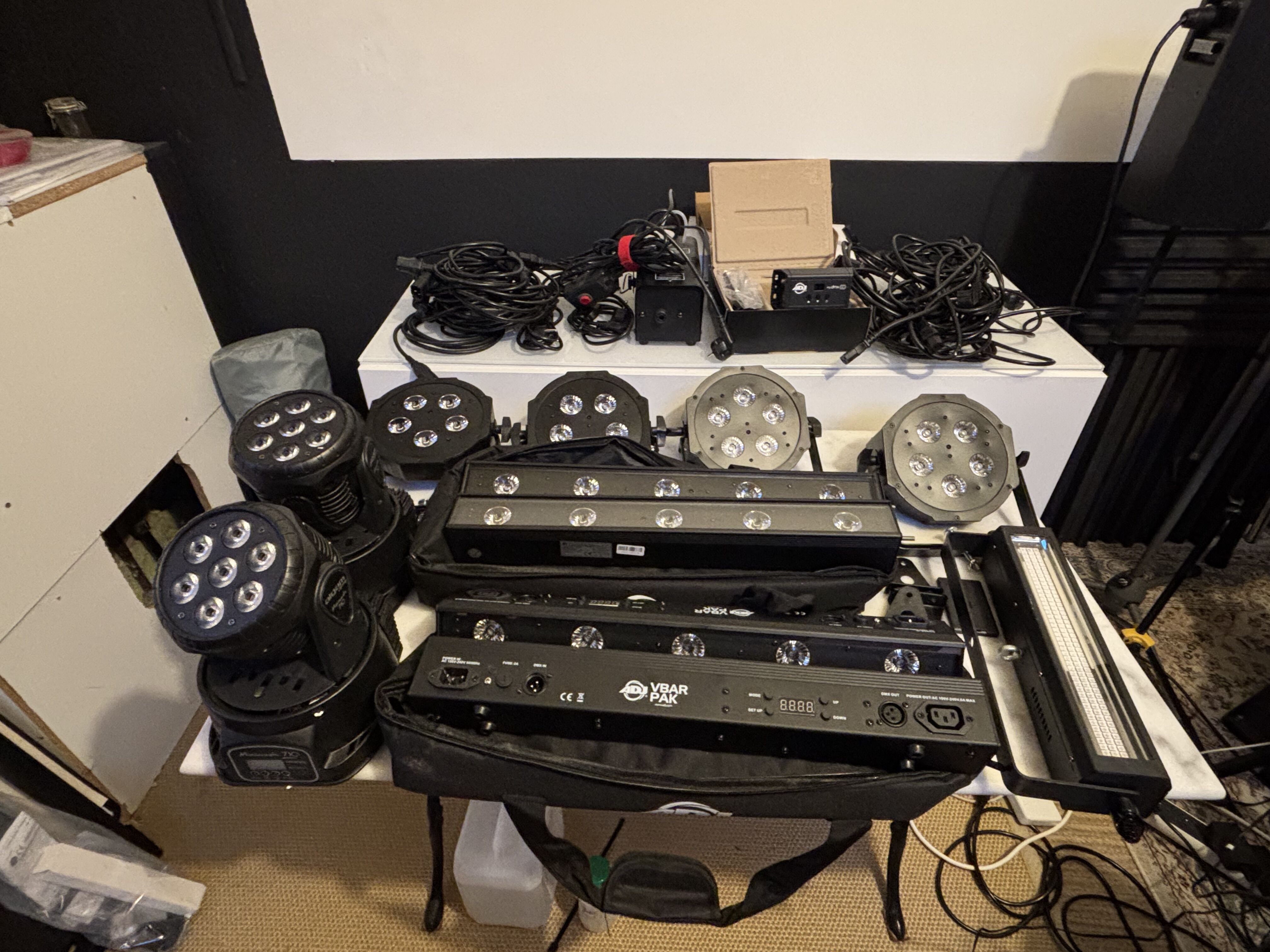 set d'éclairage avec contrôleur DMX  et portique.