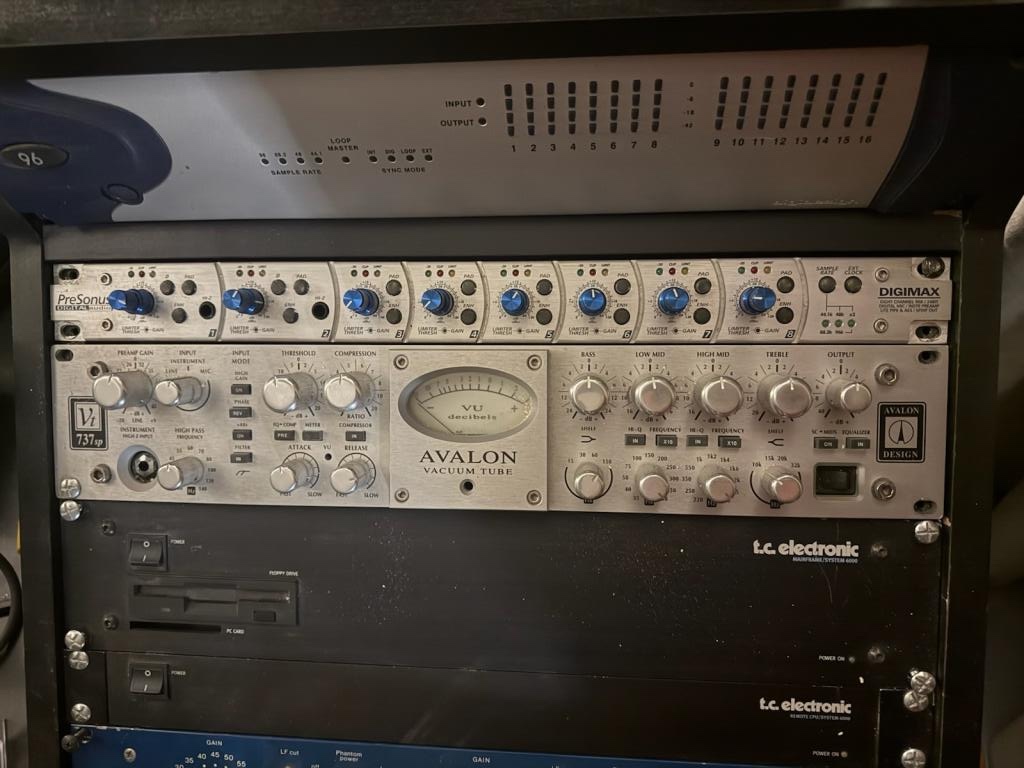 STUDIO VEND PREAMPLI AVALON VT 737 SP