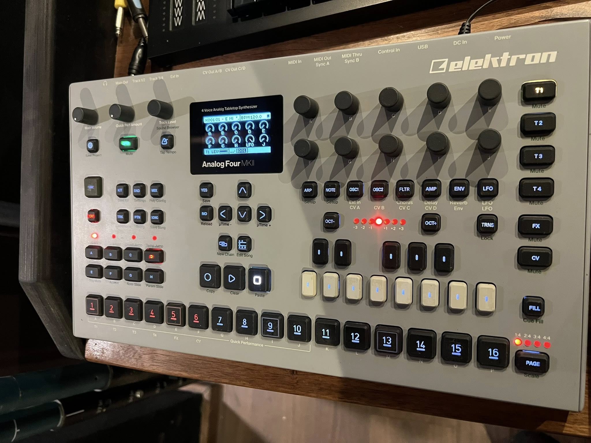 Vends Analog 4 MKII + Deck Cover