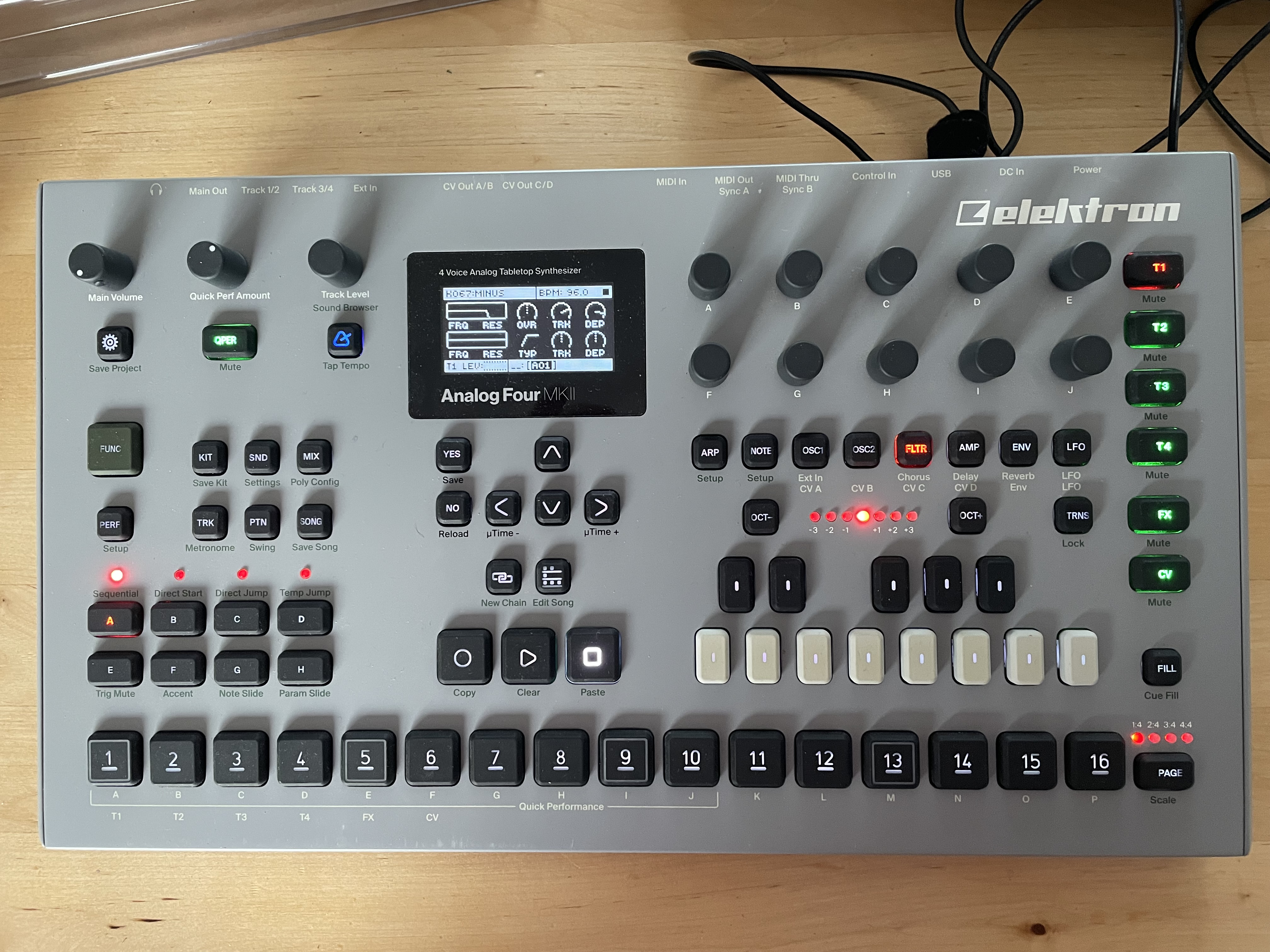 Elektron Analog Four MKII – Excellent état – Avec Decksaver + Analog Case + Rack Ears