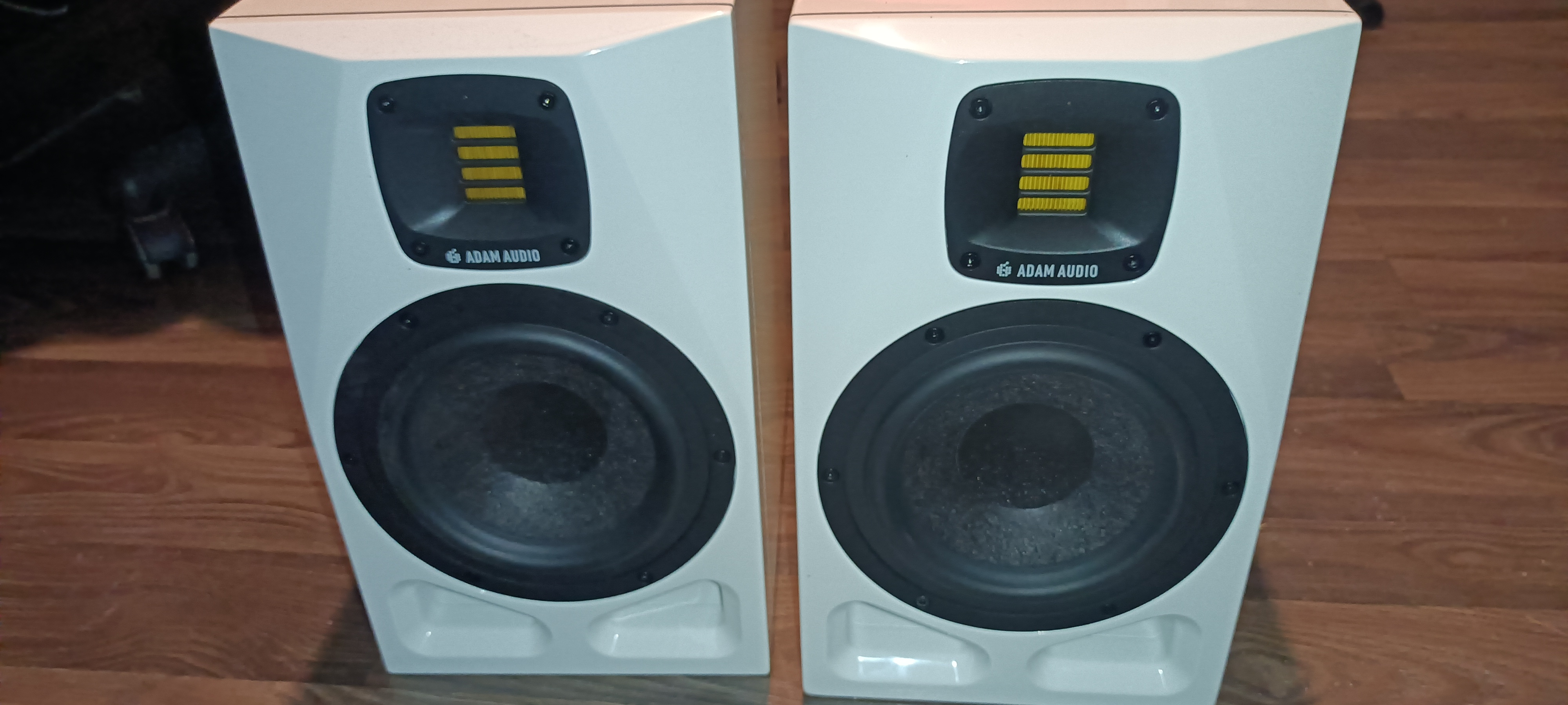 paire d'encines de monitoring studio Adam audio A7V white serie