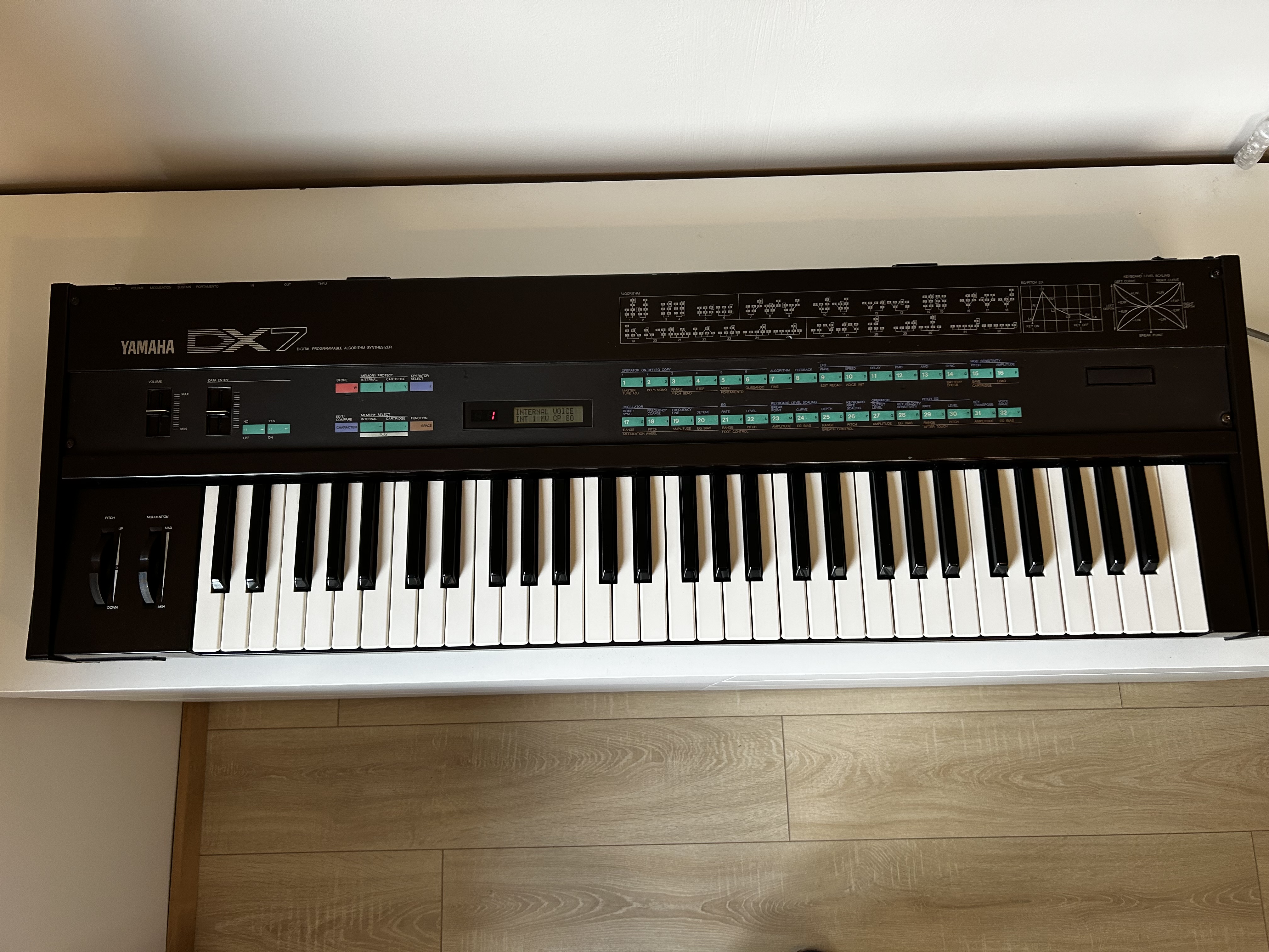 Yamaha DX7 en très bon état et accessoires 