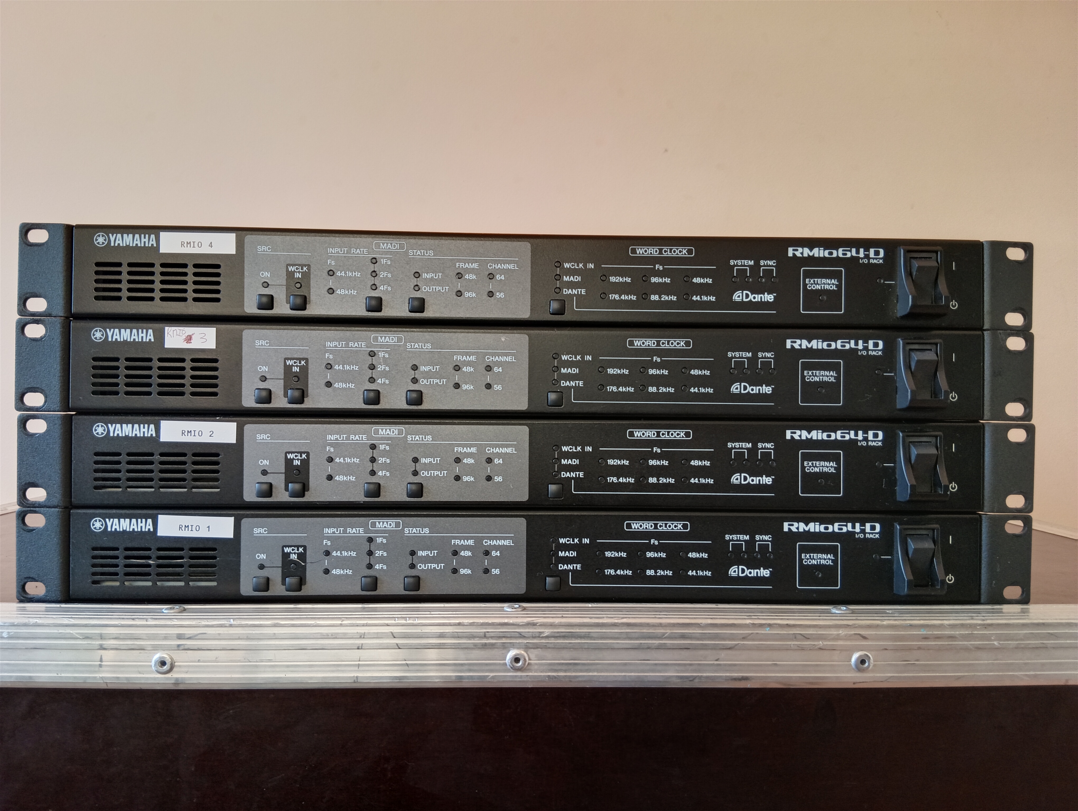 [4x Yamaha RMIO64-D] – Interface Dante ↔ MADI 64x64