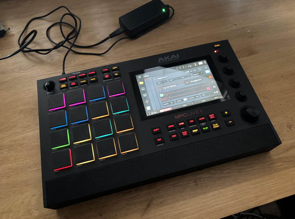 Akai MPC Live II Standalone Sampler / Sequencer