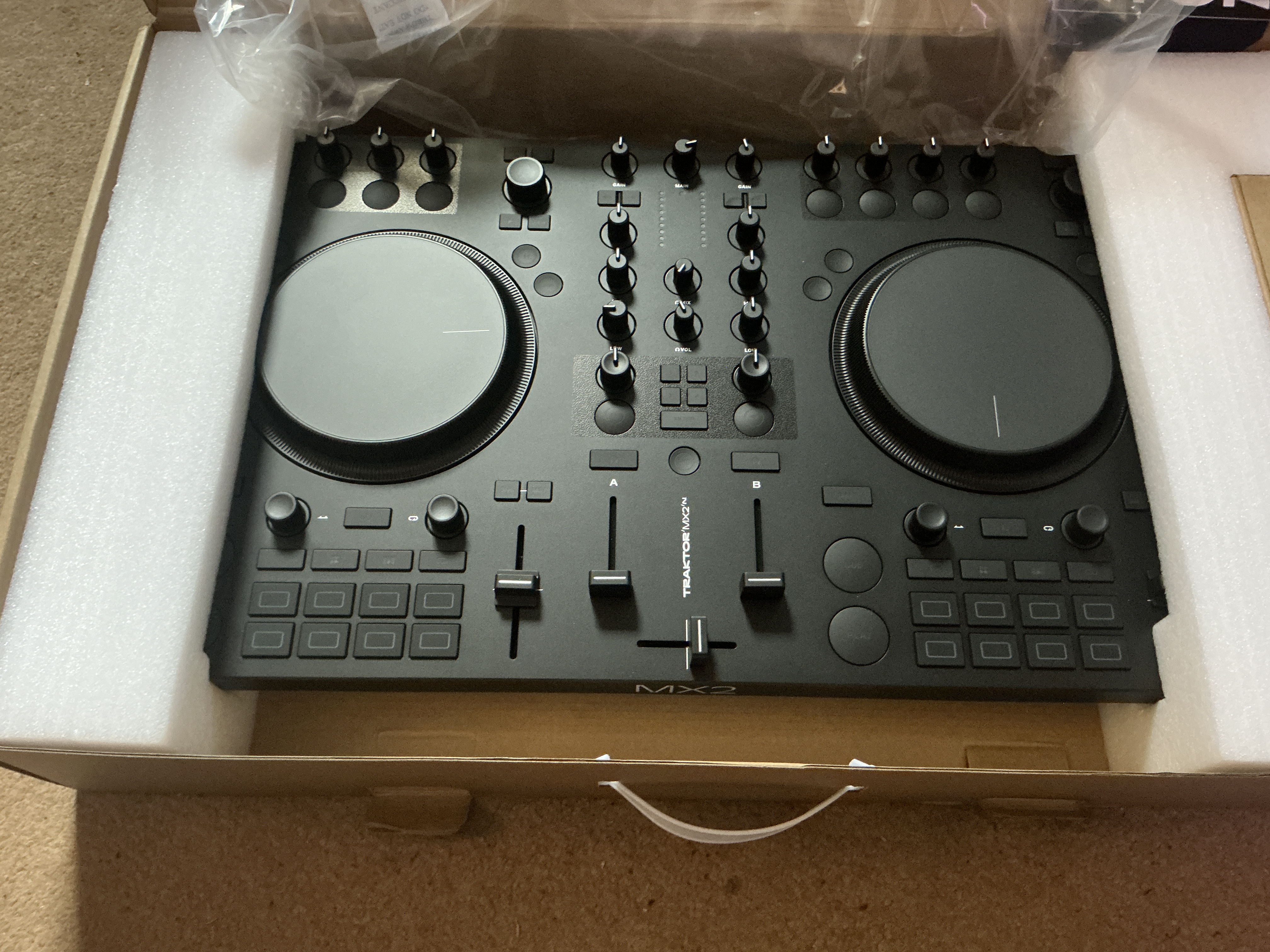 Contrôleur DJ native instruments Traktor MX2 acheter le 22 janvier dernier sous garantie trois ans