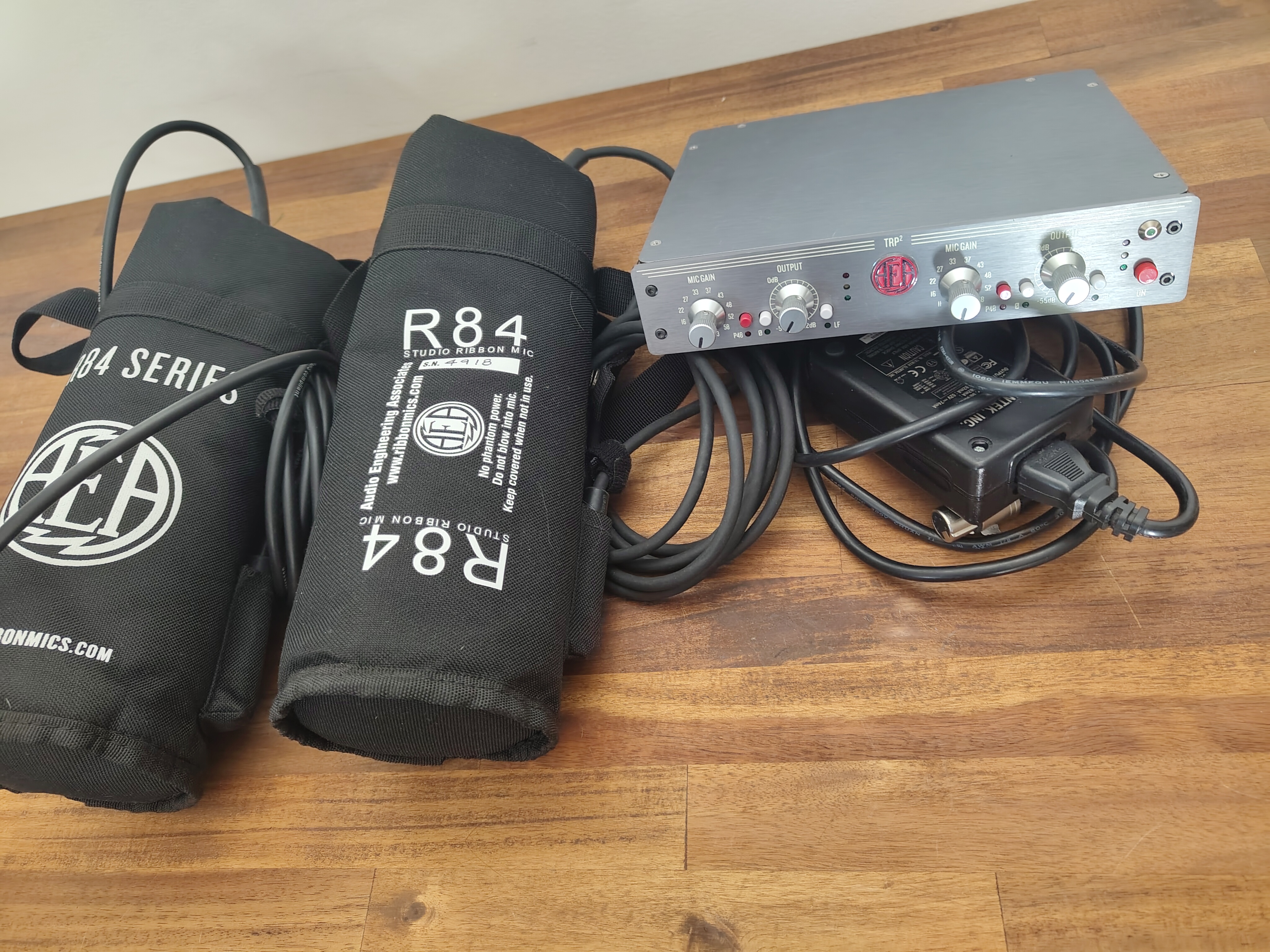 2 microphones AEA R84 + préampli TRP2 + accessoires rack