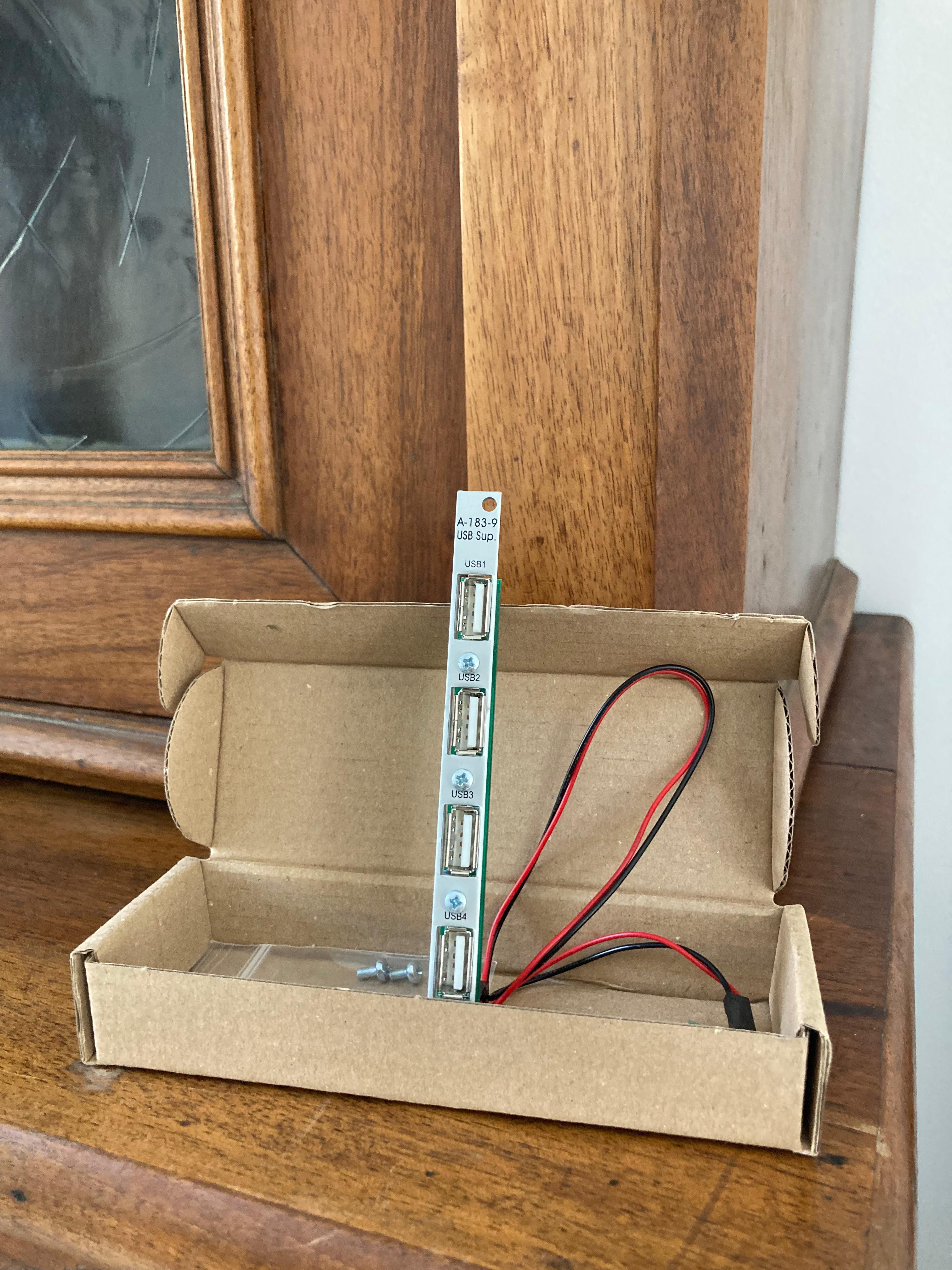 Vends A-183-9 Quad USB power