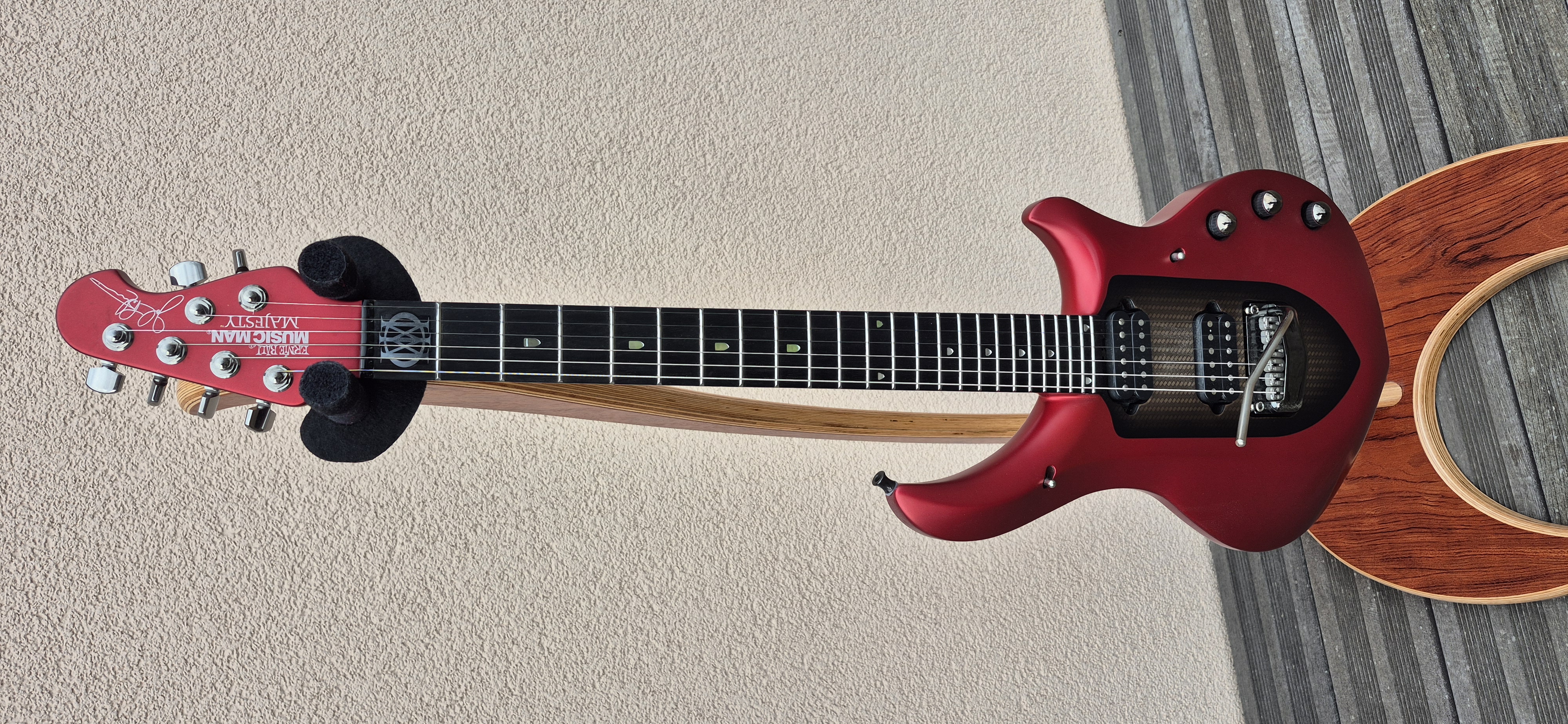 Music Man Majesty – Excellent état – Révisée & équipée Tremmory S