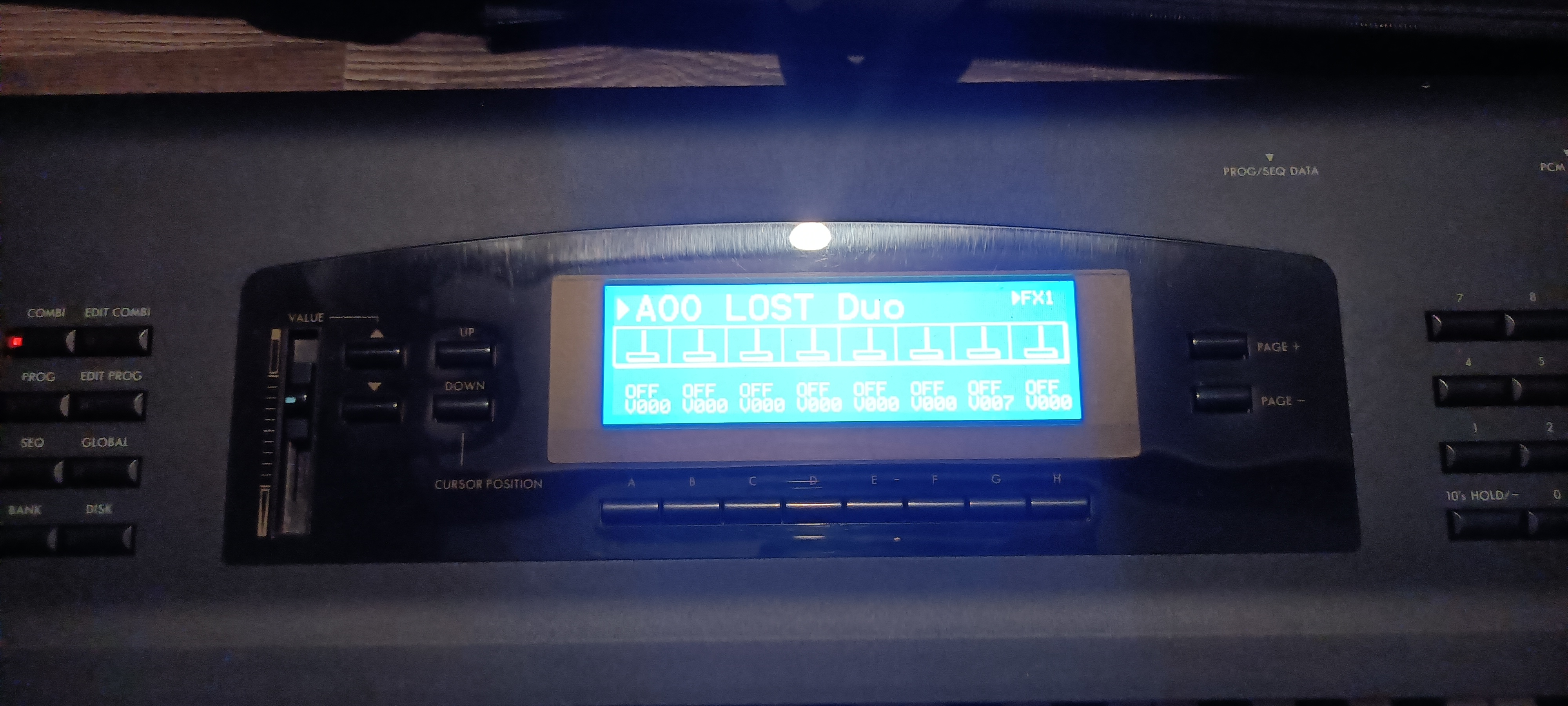 Korg 01/w fd  Custom : écran led + lecteur Usb + housse transport Korg