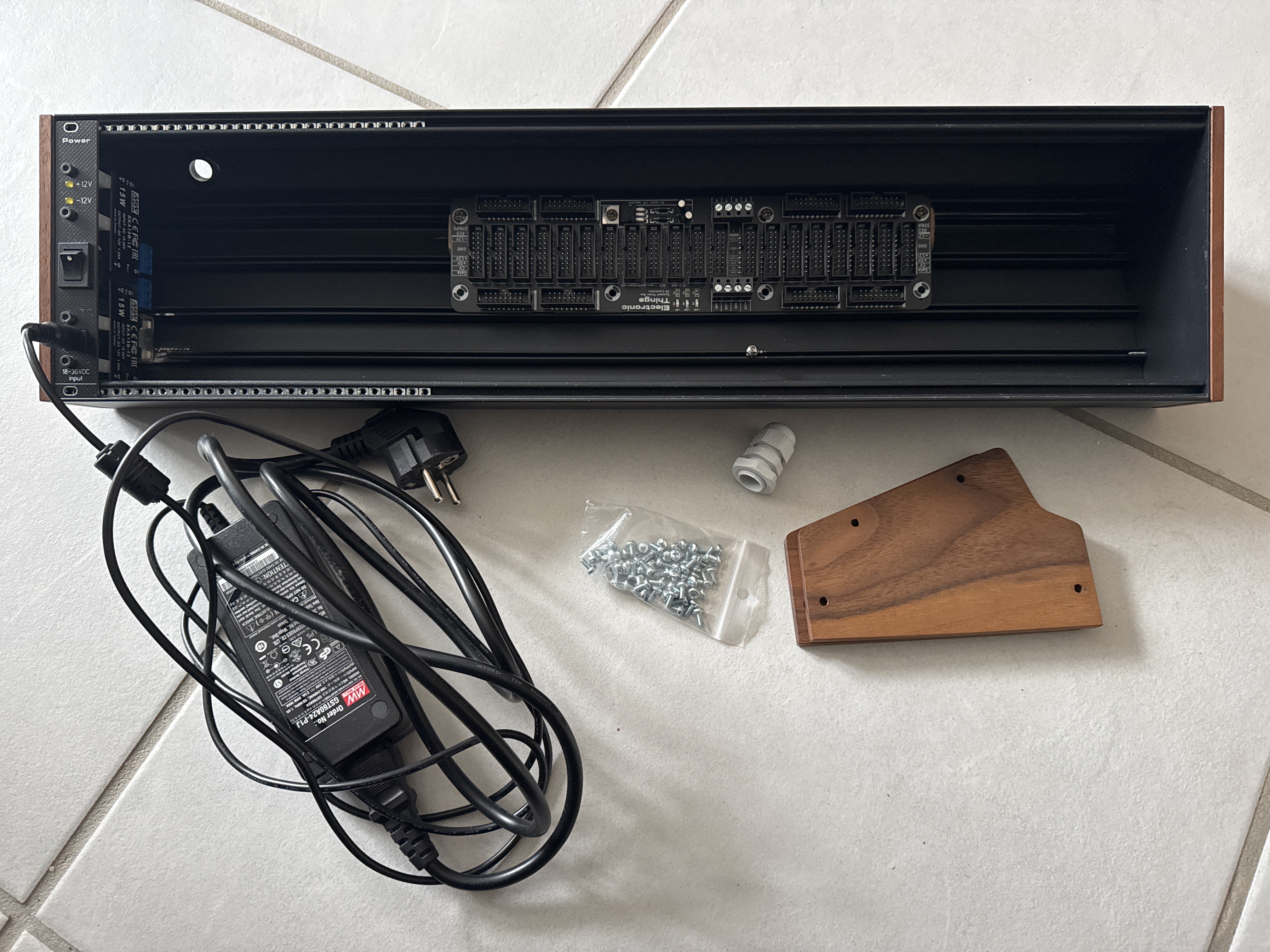 Case MOOG 104 HP alimenté 
