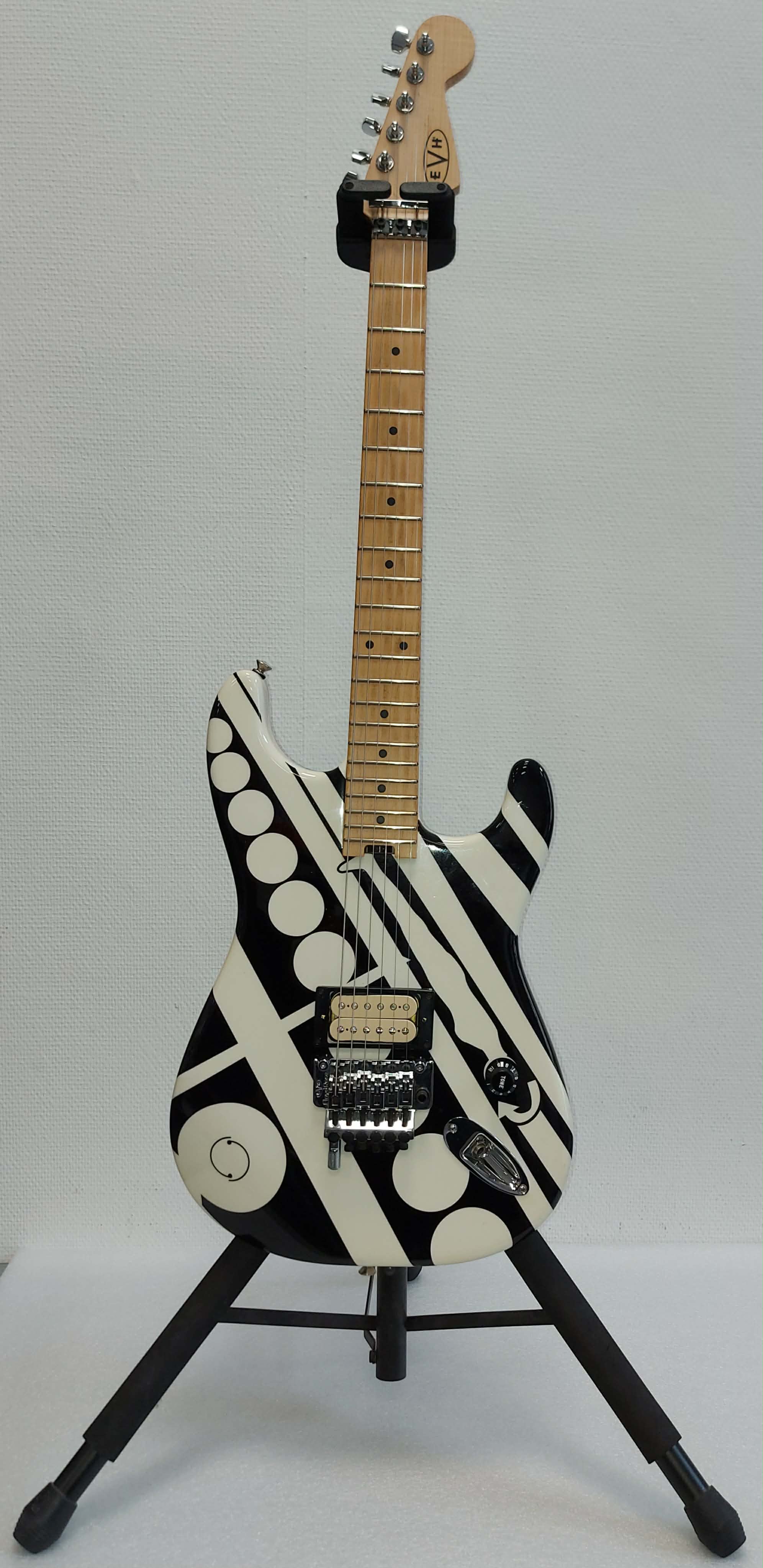 Vends Guitare Electrique EVH Striped Circles White & Black + Malette de Transport . Révision Générale