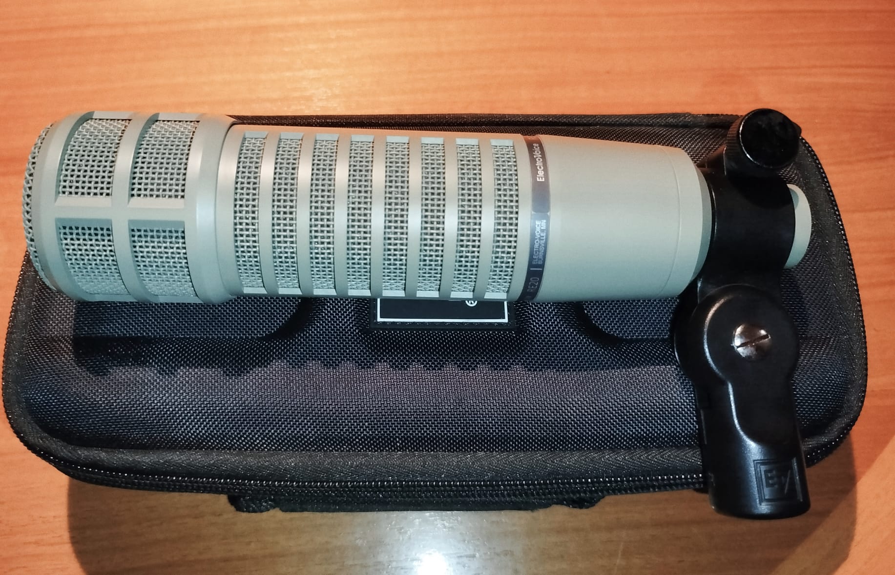 ELECTRO VOICE -RE20 RE-Series-