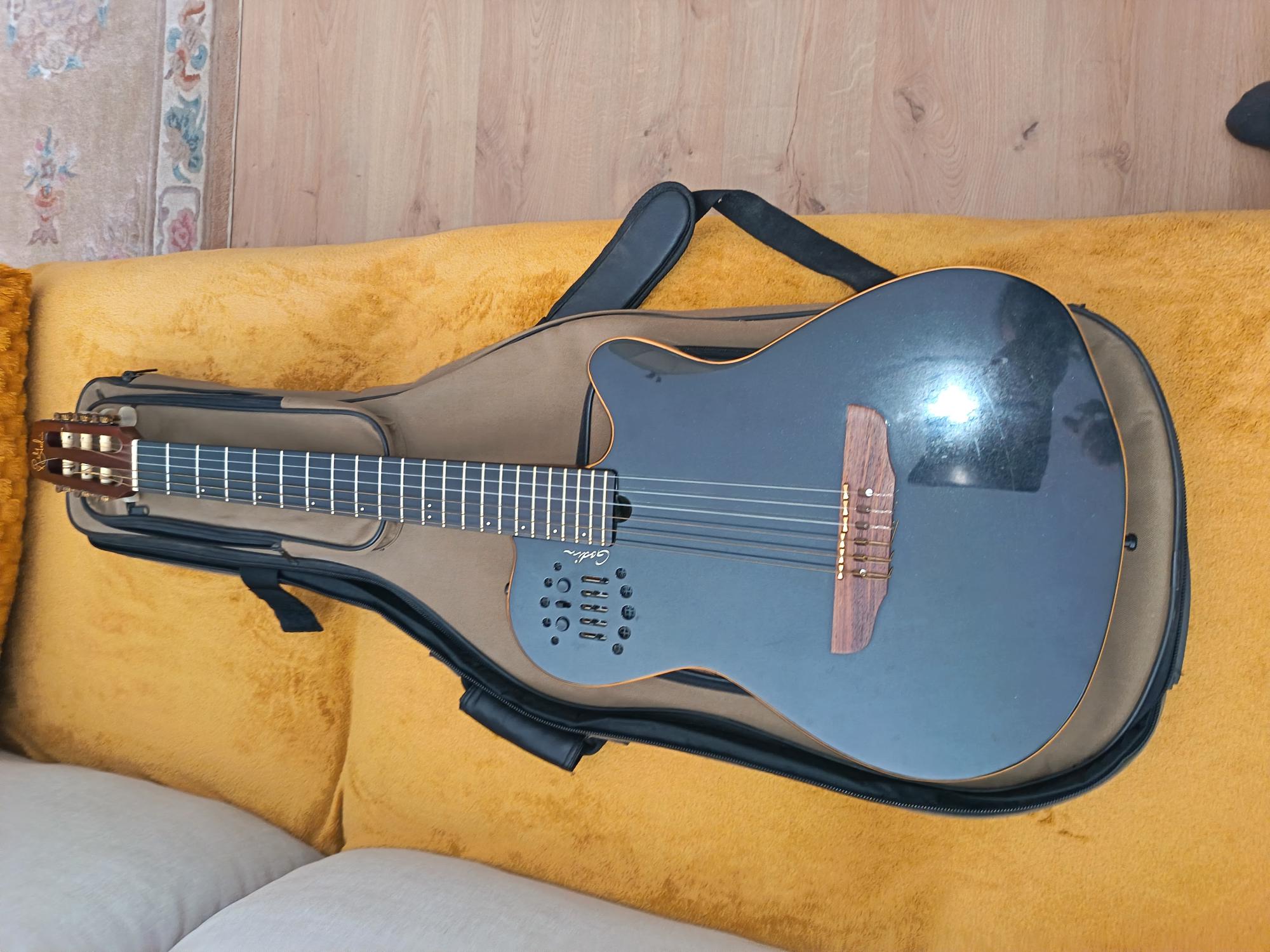 GODIN Multiac Nylon + Synthé ROLAND GR 20