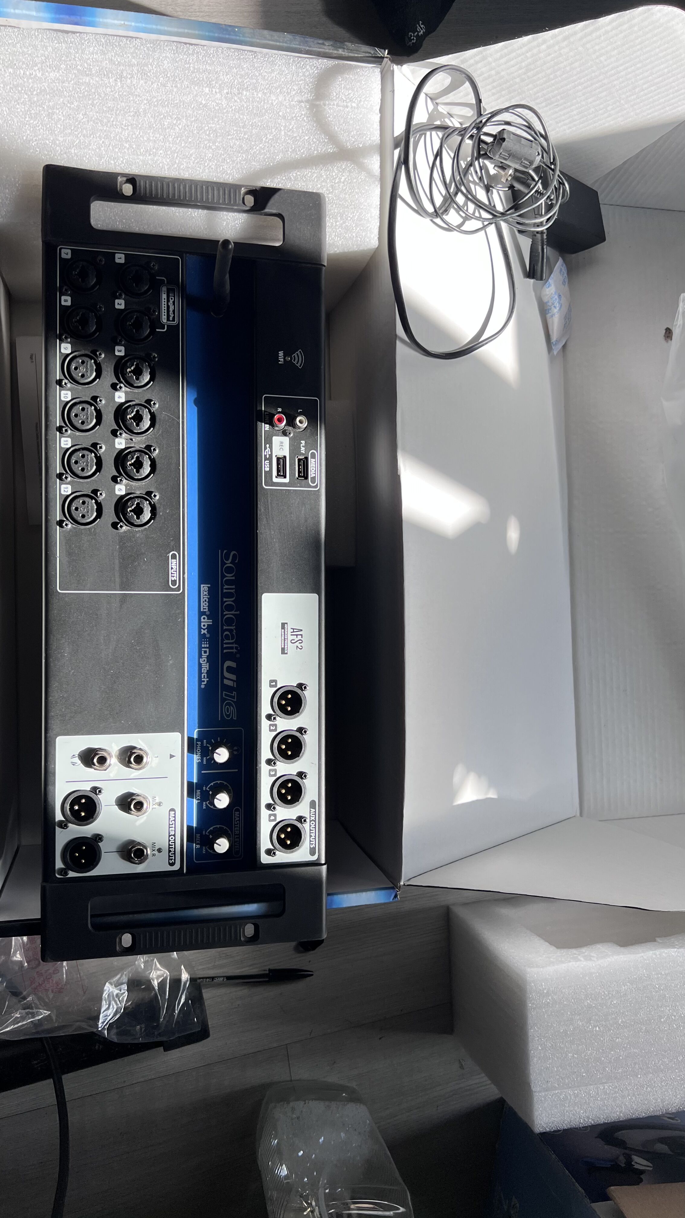 Vends Soundcraft UI16 super état