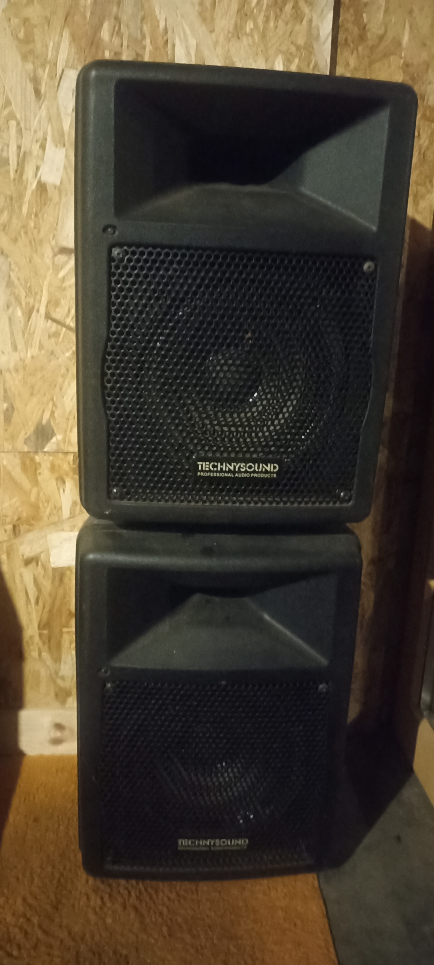 vend deux enceintes actives de la marque technysound 2x100 watts.