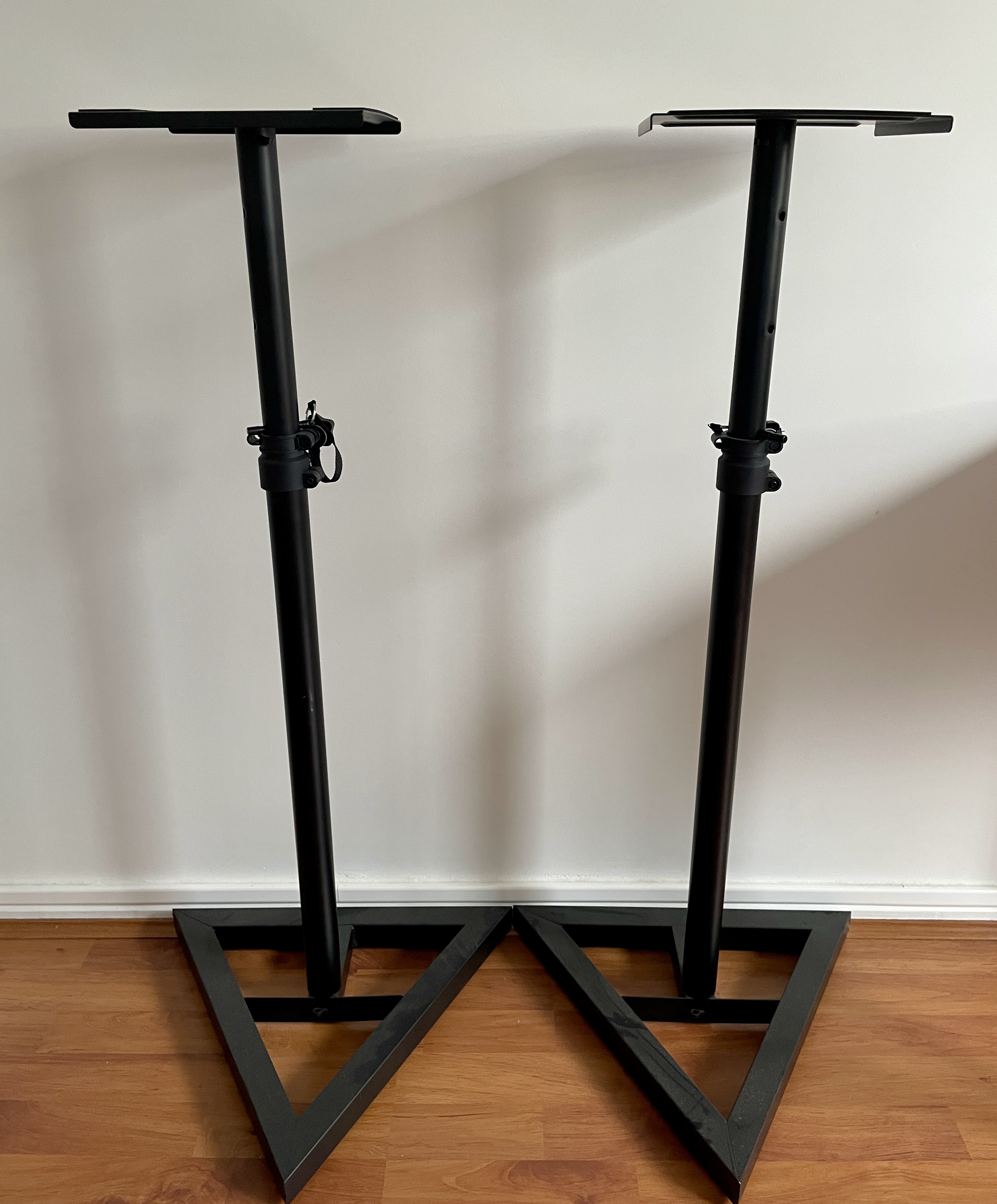 Vends paire de pieds d'enceintes Millenium