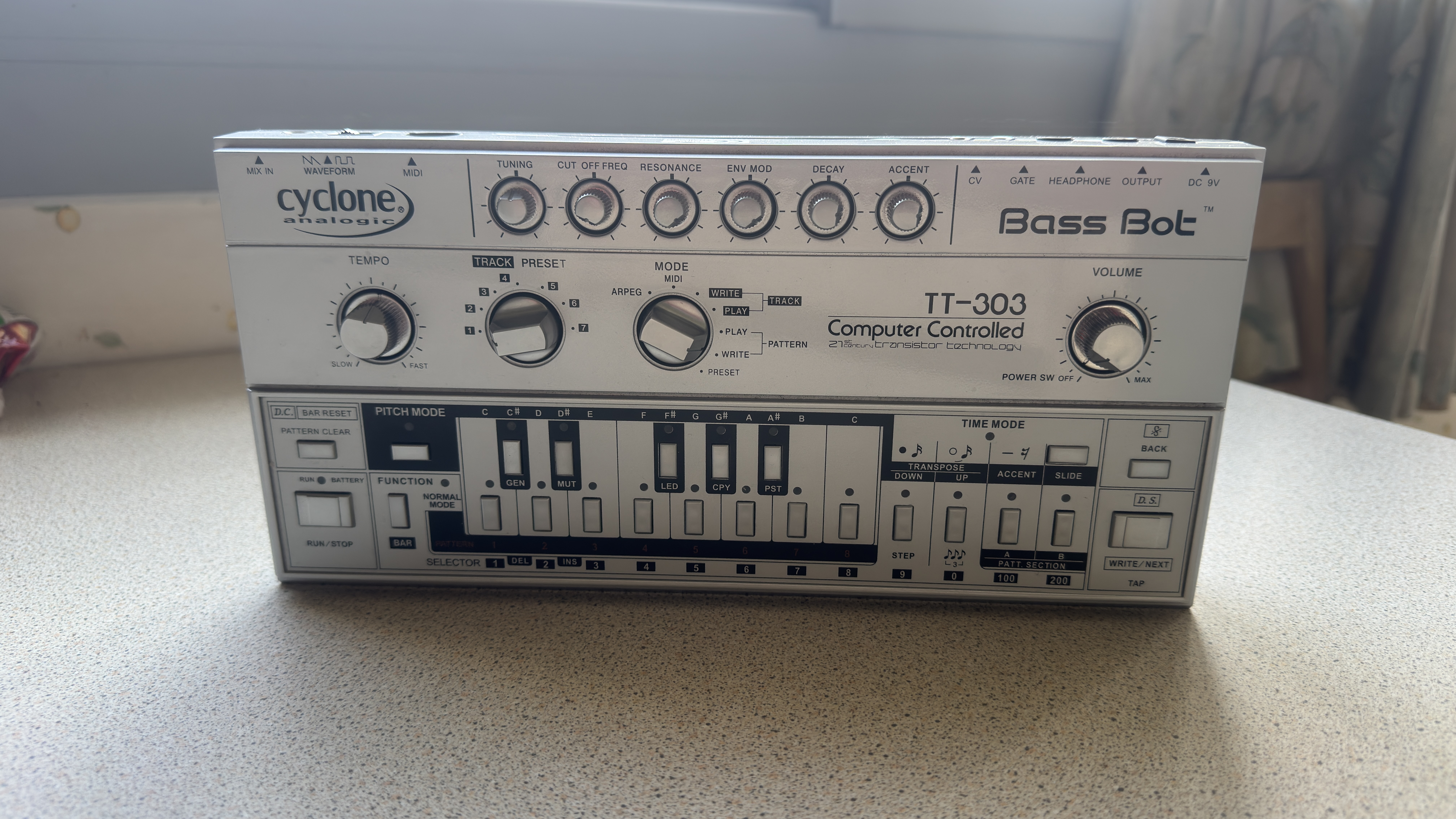 Vends Cyclone Analogic TT-303 Bass Bot V1