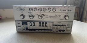 Vends Cyclone Analogic TT-303 Bass Bot V1