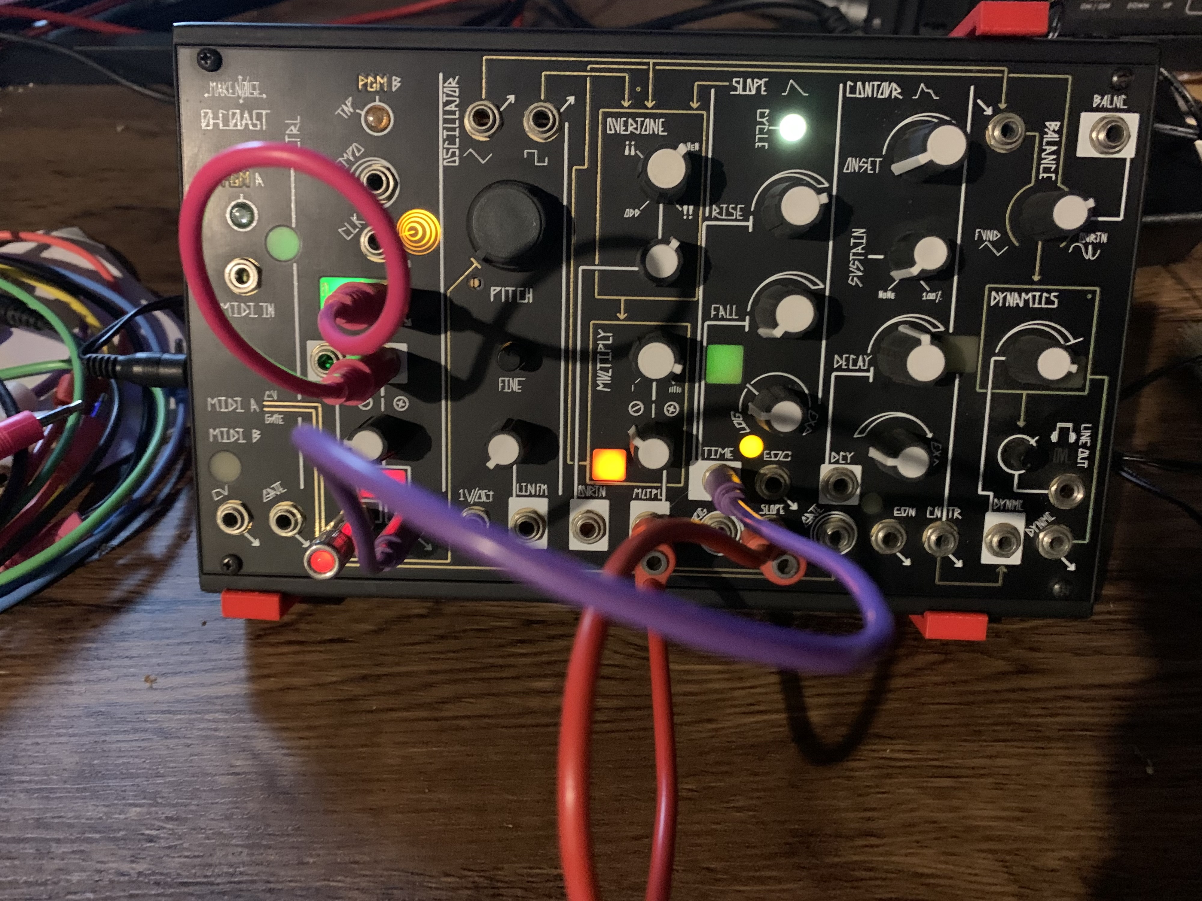 Make noise O Coast avec stand câble patch etc