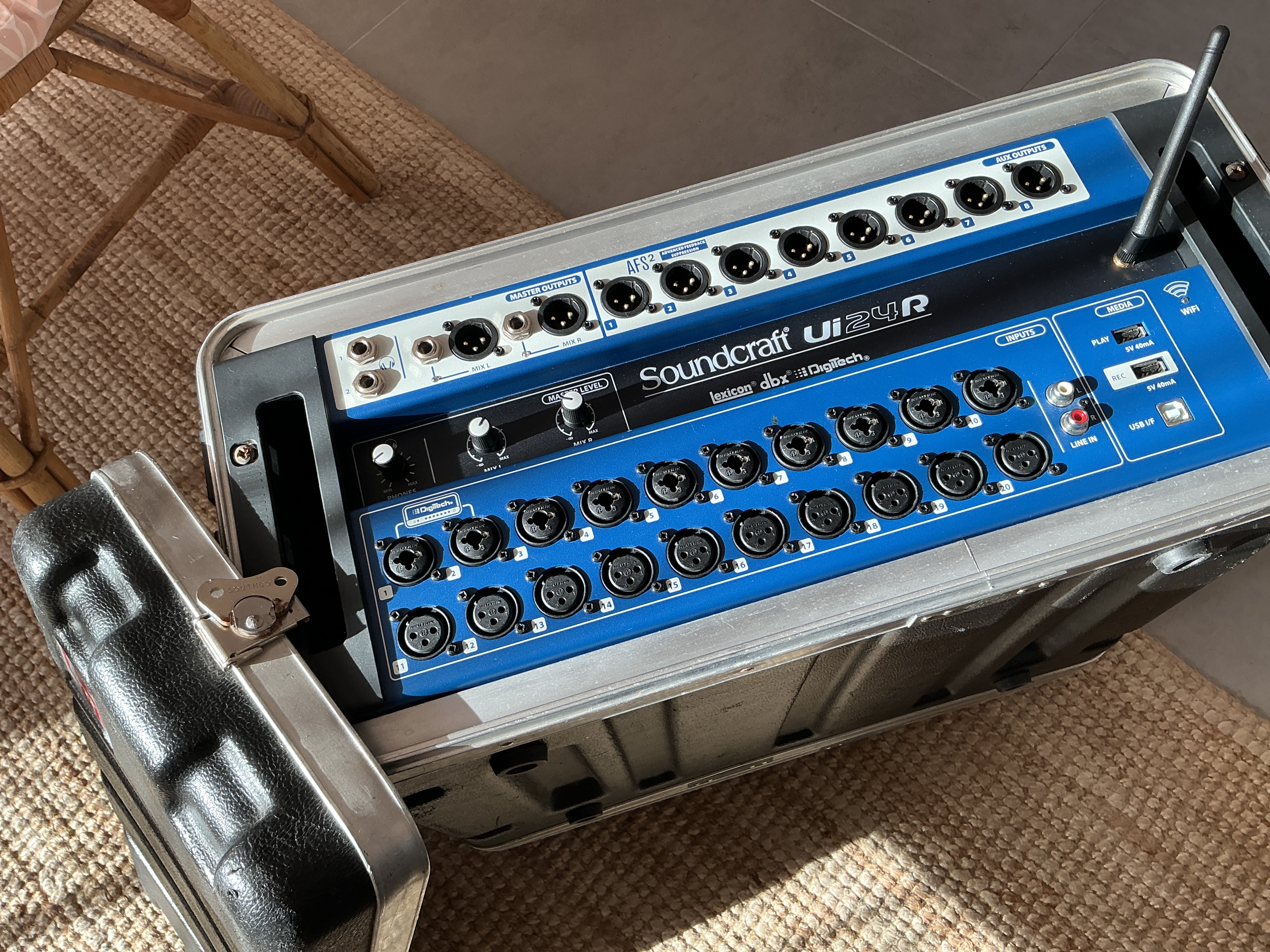 Vends Soundcraft Ui24r + Fly Skb 