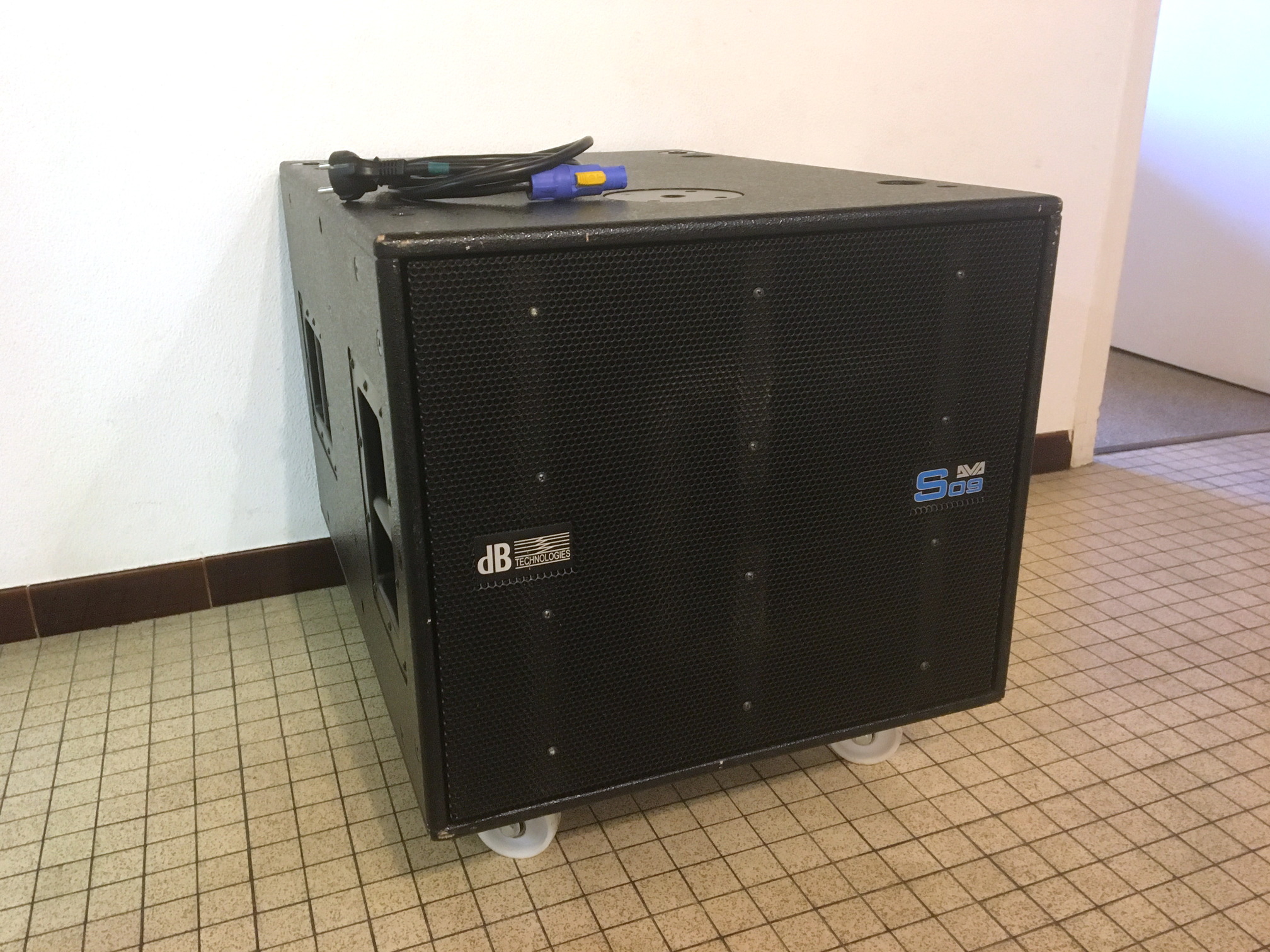 Vends caisson de basse dB Technologies DVA S09