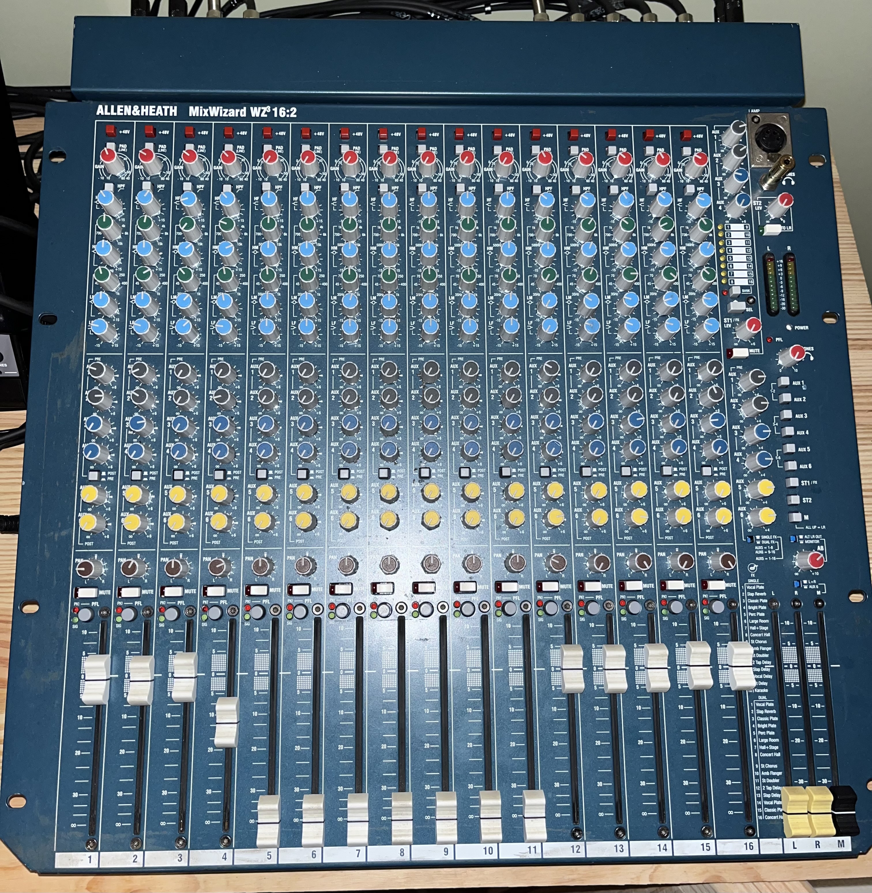Vends table de mixage Allen & Heath WZ3 16:2 DX + Flight Case sur mesure