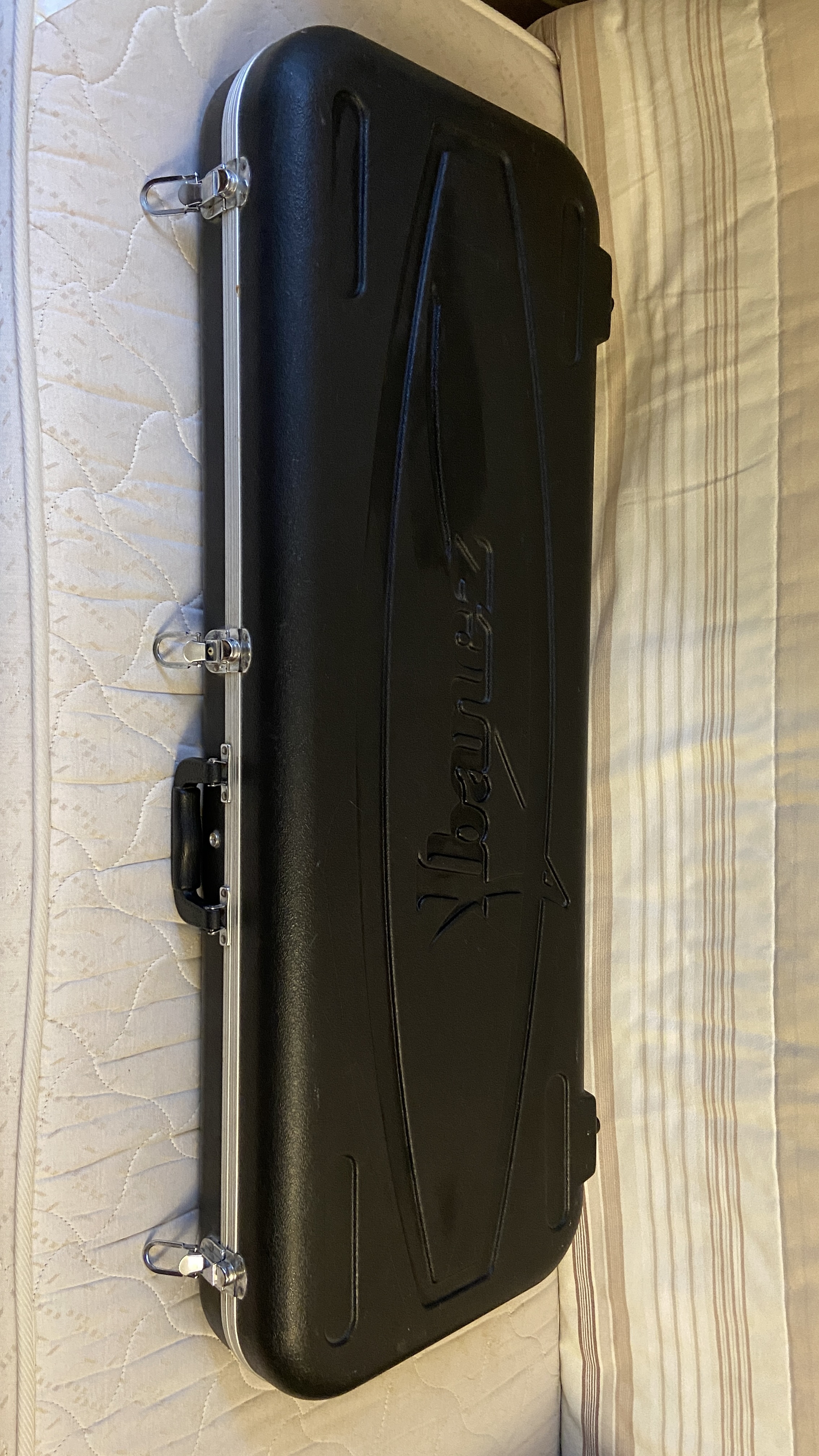 Vends Ibanez RGT6EXFX avec case Ibanez M100C