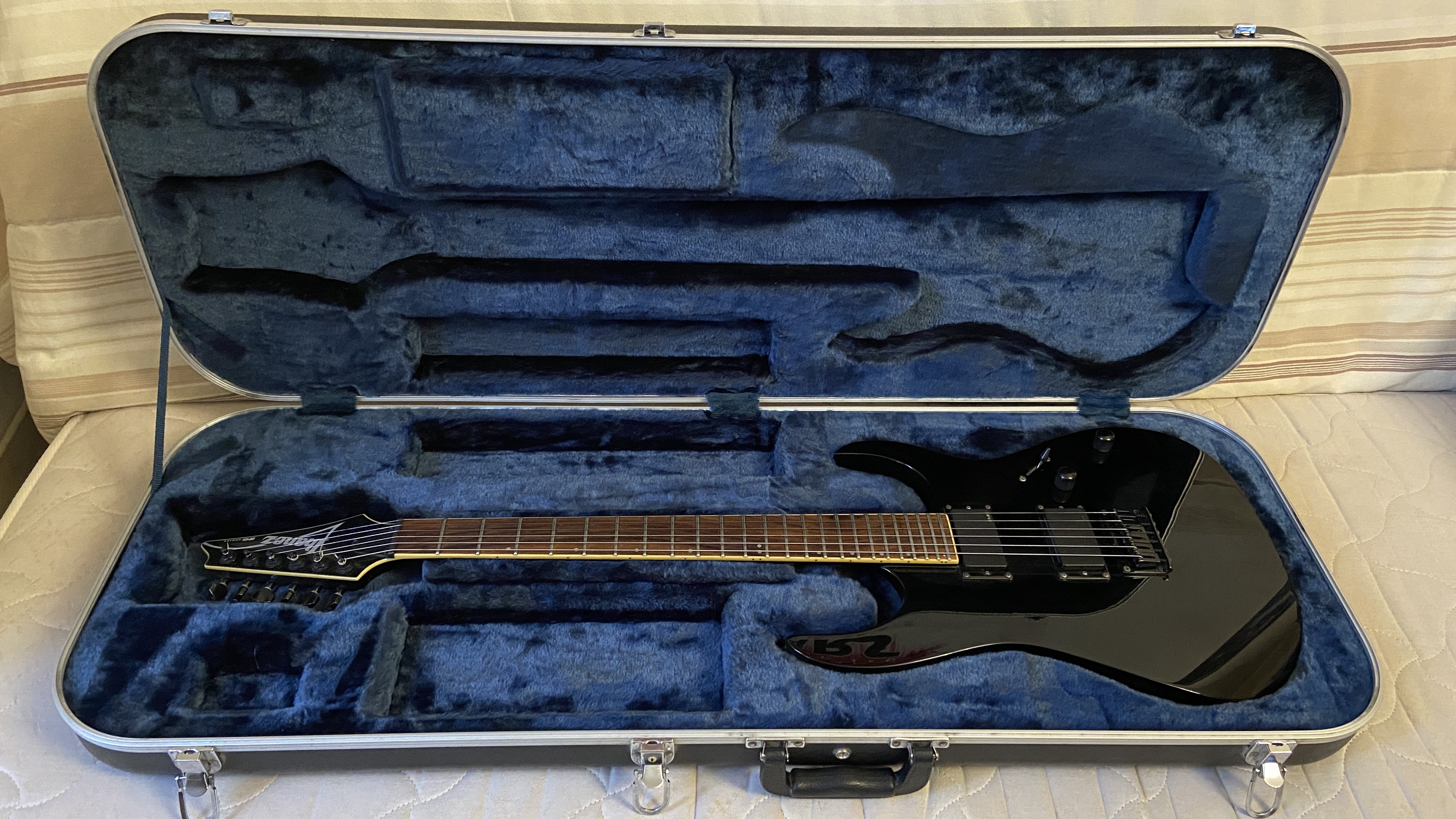 Vends Ibanez RGT6EXFX avec case Ibanez M100C