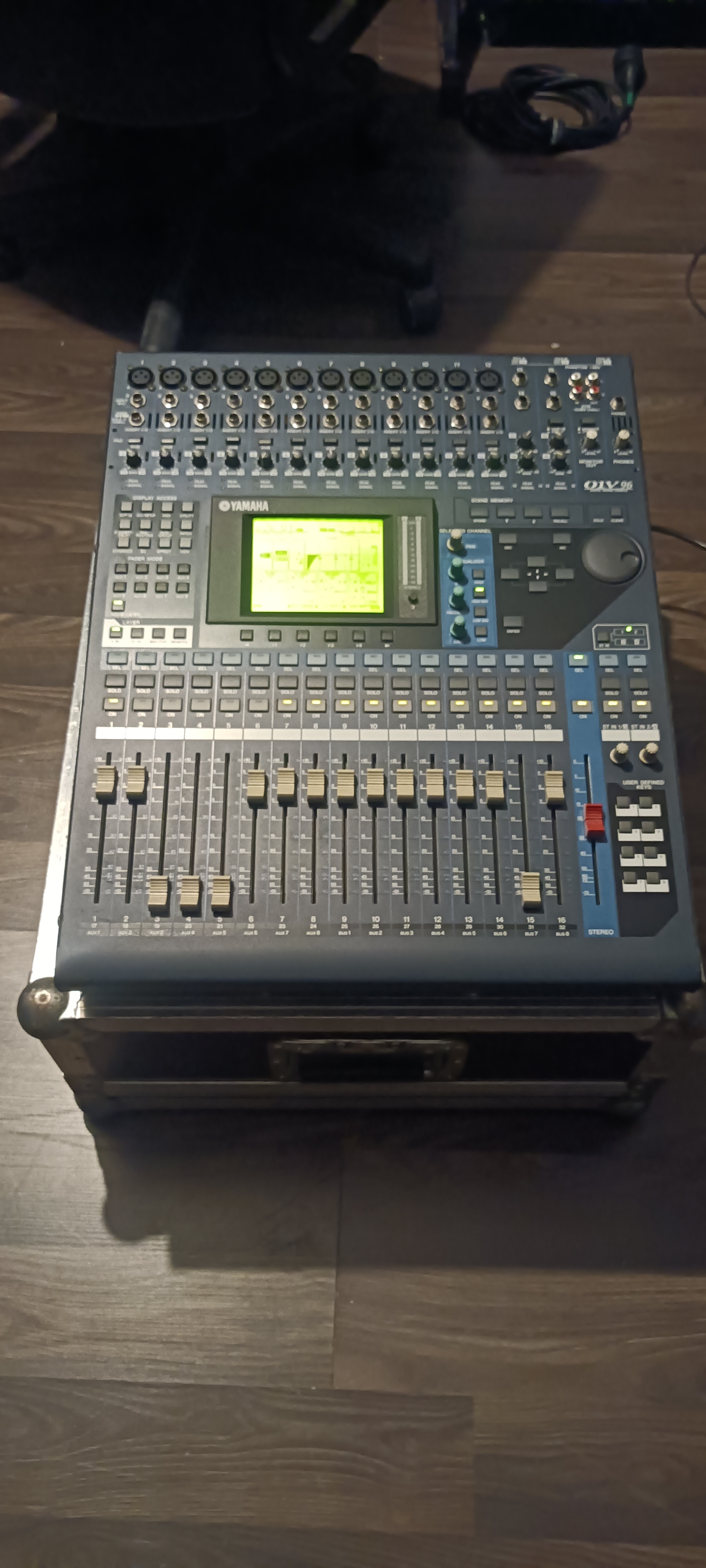 Table de mixage numérique Ymaha 01/v 96 v2 + flycase