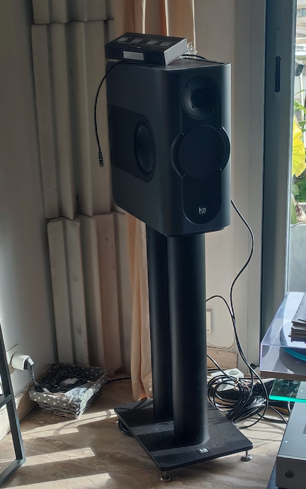 vend 2 enceintes Kii three couleur graphithe satin métallic avec Kii control et cables
