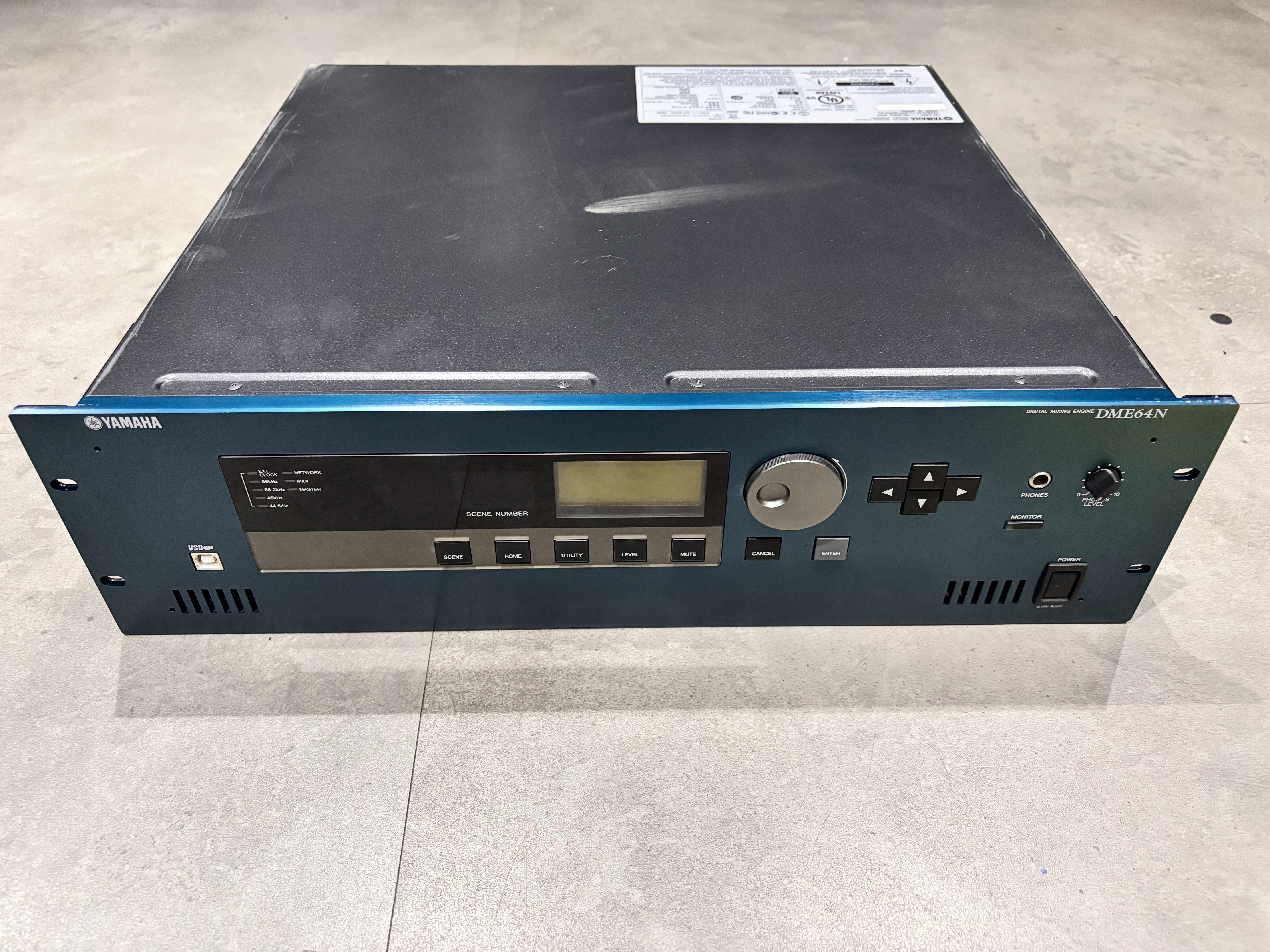 YAMAHA DME64N équipé de cartes MADI