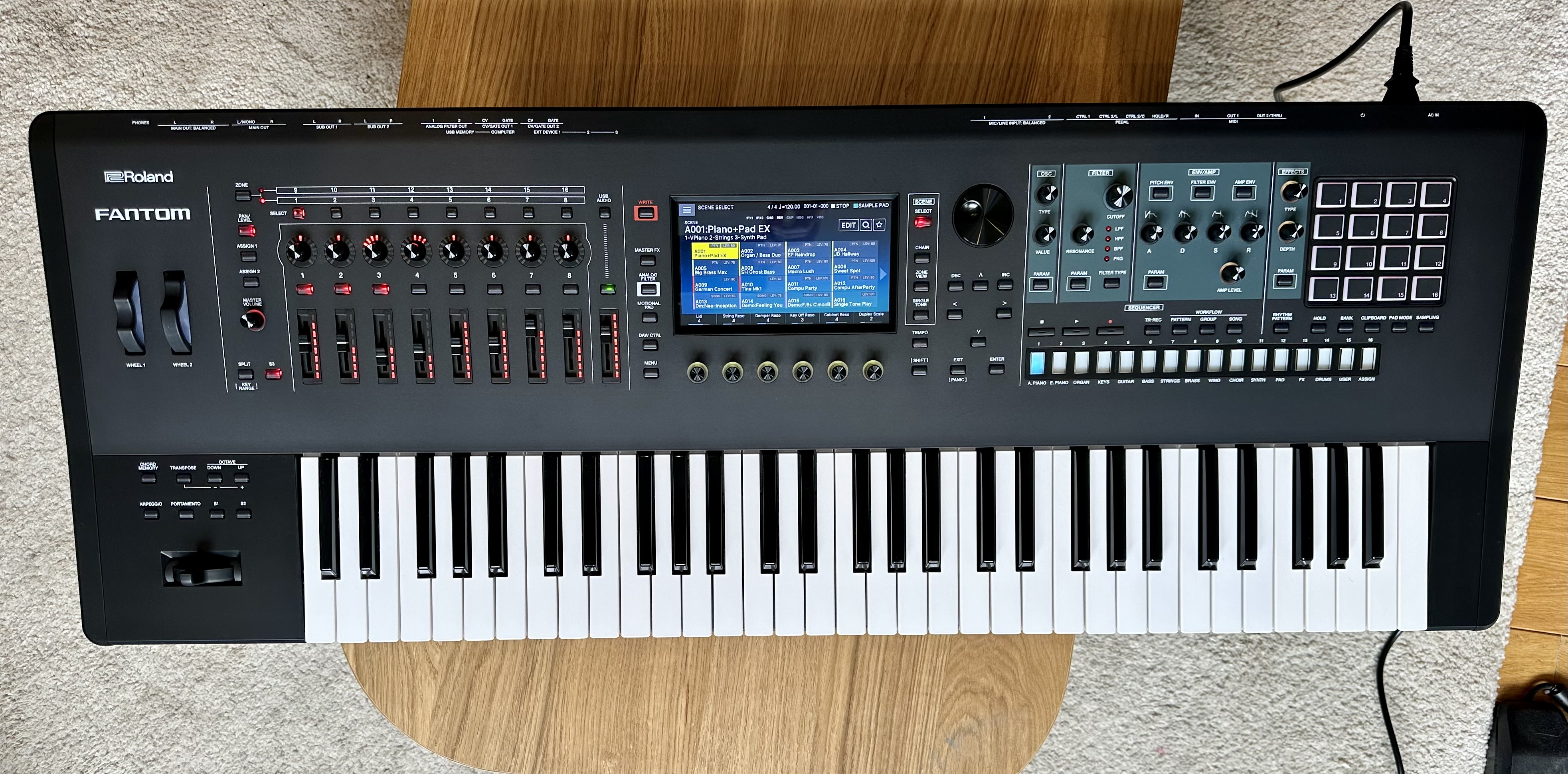 Fantom EX6 comme neuf et milliers de sons optionnels du  Cloud Roland.